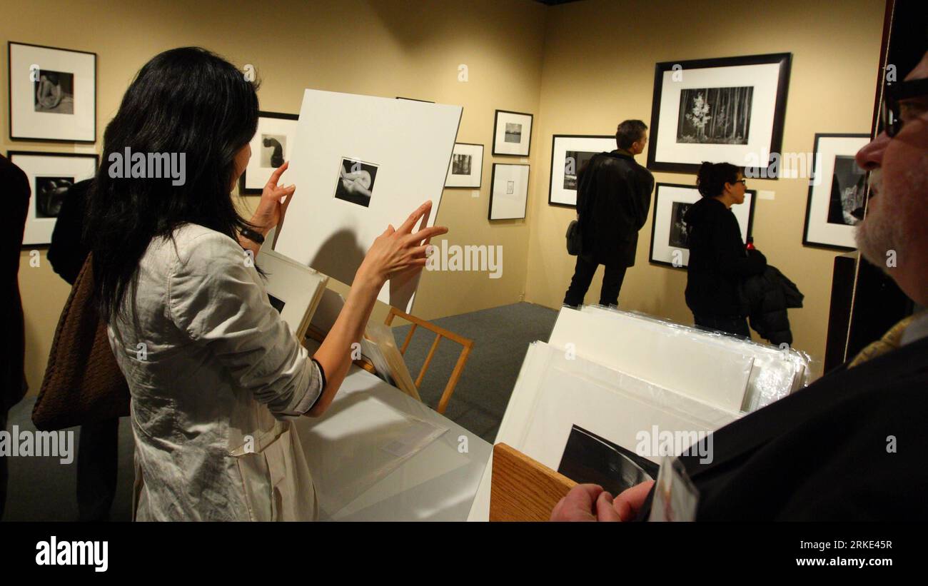 Bildnummer : 55049065 Datum : 21.03.2011 Copyright : imago/Xinhua (110321) -- NEW YORK, 21 mars 2011 (Xinhua) -- visite de l'exposition de photographie de l'Association internationale des marchands d'art photographique (AIPAD) à New York, aux États-Unis, le 20 mars 2011. Plus de 70 galeries de photographie d'art ont présenté un large éventail de travaux de qualité muséale, y compris des photographies contemporaines, modernes et du 19e siècle, ainsi que de l'art photographique, de la vidéo et des nouveaux médias, au cours de l'exposition de quatre jours qui s'est tenue du 17 au 20 mars à New York. (Xinhua/Wu Kaixiang)(axy) US-NEW YORK-AIPAD PHOTOGRAPHIE MONTRER PUBLICATIONxNOTxINxCHN K. Banque D'Images
