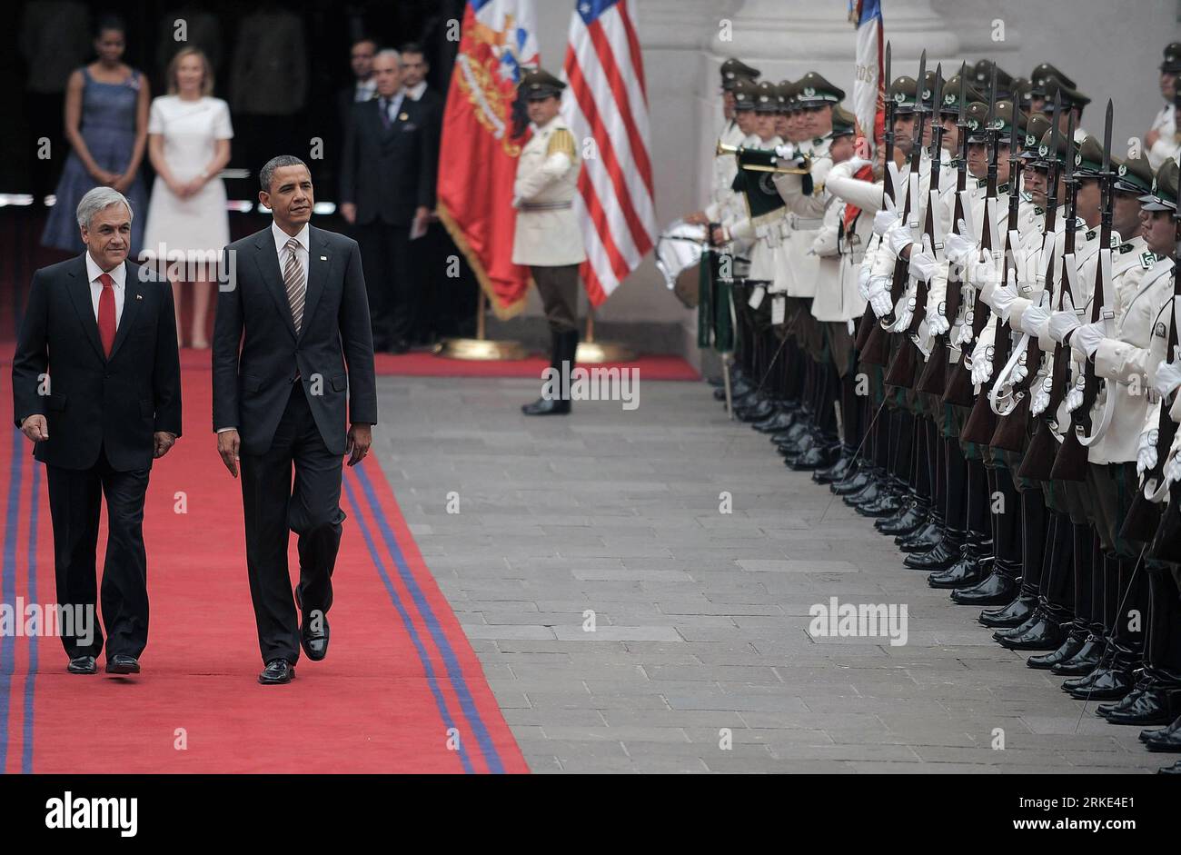 Bildnummer : 55049937 Datum : 21.03.2011 Copyright : imago/Xinhua (110322) -- SANTIAGO, 22 mars 2011 (Xinhua) -- le président américain Barack Obama (R, Front) et son homologue chilien Sebastian Pinera (L, Front) examinent les gardes d'honneur lors d'une cérémonie de bienvenue au Palais de la Moneda, à Santiago, capitale du Chili, le 21 mars 2011. (Xinhua/Jorge Villegas) (lr) CHILE-SANTIAGO-U.S.-BARACK OBAMA-VISIT PUBLICATIONxNOTxINxCHN People Politik premiumd kbdig xsp 2011 quer Bildnummer 55049937 Date 21 03 2011 Copyright Imago XINHUA Santiago Mars 22 2011 XINHUA U S Président Barack Obama r Front and HIS Banque D'Images