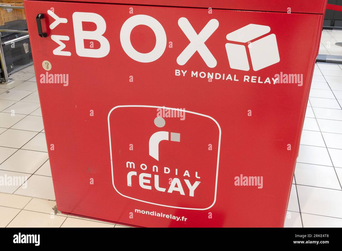 Bordeaux , France - 08 19 2023 : mondial relay my box logo marque et signe texte livraison colis pick up automatique Banque D'Images