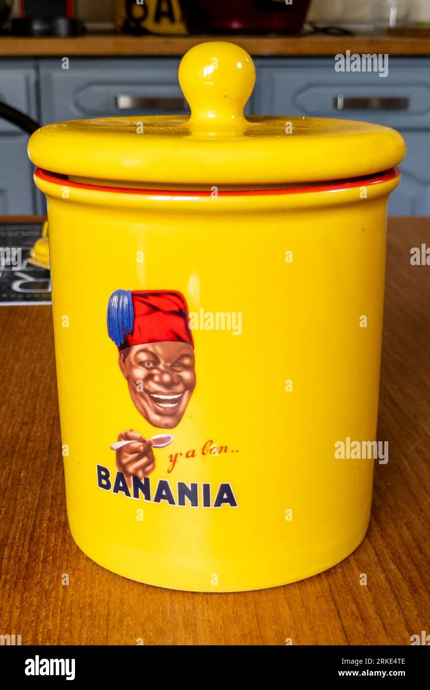 Bordeaux , France - 08 19 2023 : texte du logo Banania sur une ancienne boîte à sucre hermétique en porcelaine avec logo vintage signe de marque Banque D'Images
