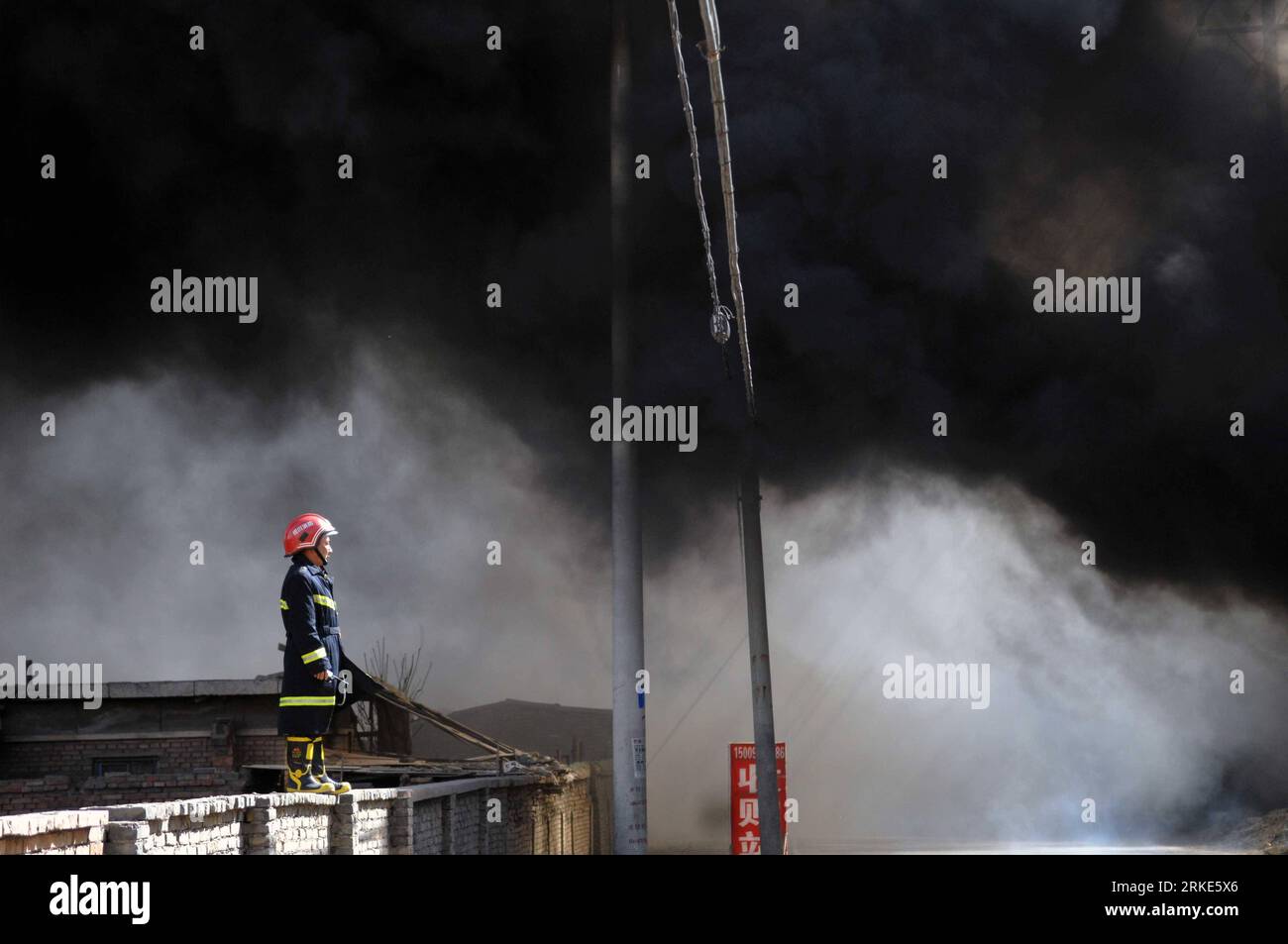 Bildnummer : 55055965 Datum : 23.03.2011 Copyright : imago/XINHUA YINCHUAN, 23 mars 2011 (Xinhua) -- Un pompier ressemble à une épaisse vague de fumée provenant de la pile brûlée de matériaux recyclés à Yinchuan, capitale du nord-ouest de la Chine de la région autonome hui de Ningxia le 23 mars 2011. Aucune victime n ' a été signalée. La cause de l'incendie fait l'objet d'une enquête. (Xinhua/Peng Zhaozhi) (hdt) CHINA-YINCHUAN-FIRE (CN) PUBLICATIONxNOTxINxCHN Gesellschaft Feuer Brand kbdig xcb 2011 quer o0 Löscharbeiten Feuerwehr Bildnummer 55055965 Date 23 03 2011 Copyright Imago XINHUA Yinchuan Mars 23 2011 XINHUA a Fire Fi Banque D'Images