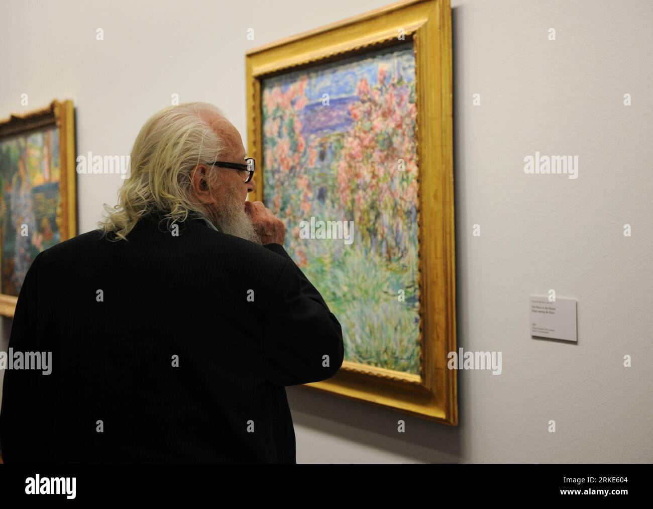 Bildnummer : 55055958 Datum : 23.03.2011 Copyright : imago/Xinhua (110323) -- VIENNE, 23 mars 2011 (Xinhua) -- un public voit l'œuvre de peinture à l'huile de Claude Monet Maison parmi les Roses au Musée Albertina de Vienne, capitale de l'Autriche, 22 mars 2011. Une ré-exposition de Monet à Picasso. La Collection Batliner a débuté au Musée Albertina de Vienne Mardi, quelque 210 œuvres de Claude Monet, Pablo Picasso, Paul Cézanne et d'autres artistes célèbres ont été présentées dans l'exposition. Donnés par les couples de collectionneurs Herbert et Rita Batliner en 2007, ces œuvres d'art étaient en tournée d'exposition à Czekh s c Banque D'Images