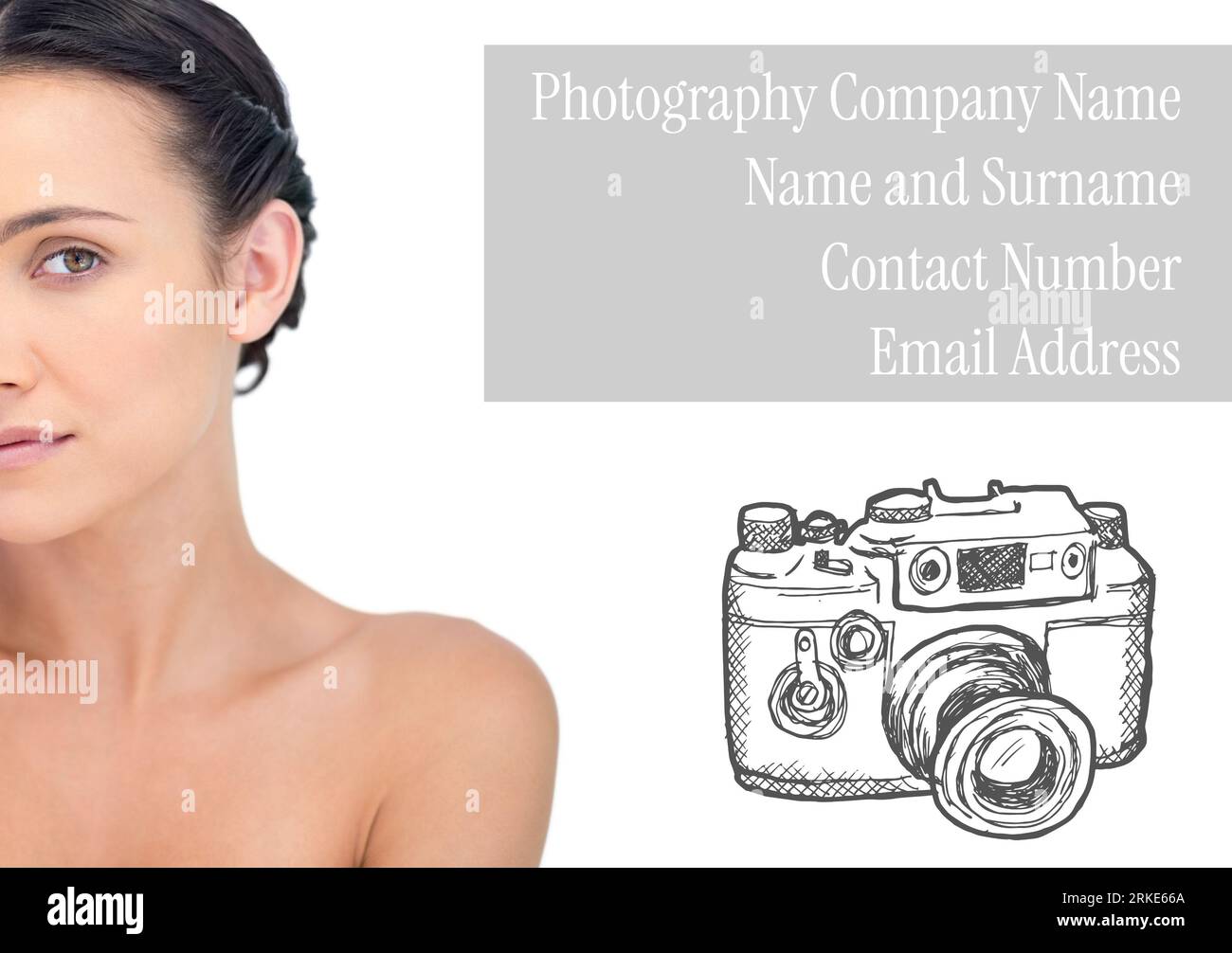 Portrait de jeune femme caucasienne et appareil photo avec le nom de l'entreprise de photographie, le nom et le prénom Banque D'Images