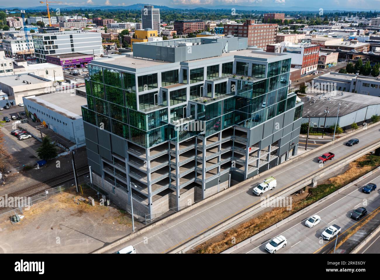 Une vue aérienne du côté est de Portland du centre-ville de la rivière Willamette par une journée ensoleillée Banque D'Images