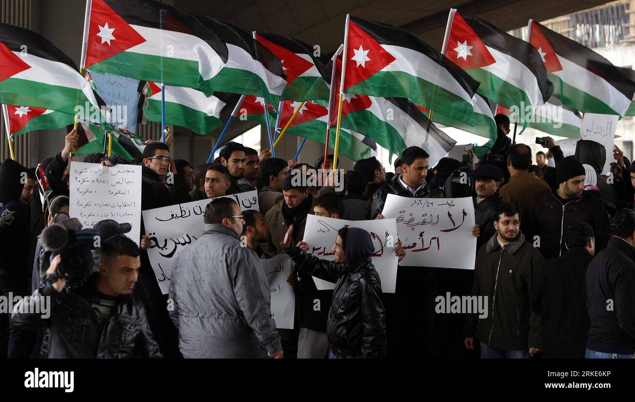 Bildnummer : 55062375 Datum : 24.03.2011 Copyright : imago/Xinhua AMMAN, 24 mars 2011--(Xinhua) des manifestants jordaniens brandissent des drapeaux et des banderoles lors d'une manifestation organisée par un groupe appelé mouvement de la jeunesse du 24 mars dans la capitale jordanienne d'Amman, le 24 mars 2011. Des centaines de Jordaniens, pour la plupart des étudiants universitaires et des diplômés sans emploi, ont organisé jeudi un camp de protestation sur la place Jamal Abdul Nasser d Amman pour réclamer des réformes politiques et des libertés plus larges. (Xinhua/Mohammad Abu Ghosh)(xnz) JORDAN-AMMAN-YOUTH-PROTEST PUBLICATIONxNOTxINxCHN Gesellschaft Politik Protest Demo Nah Banque D'Images