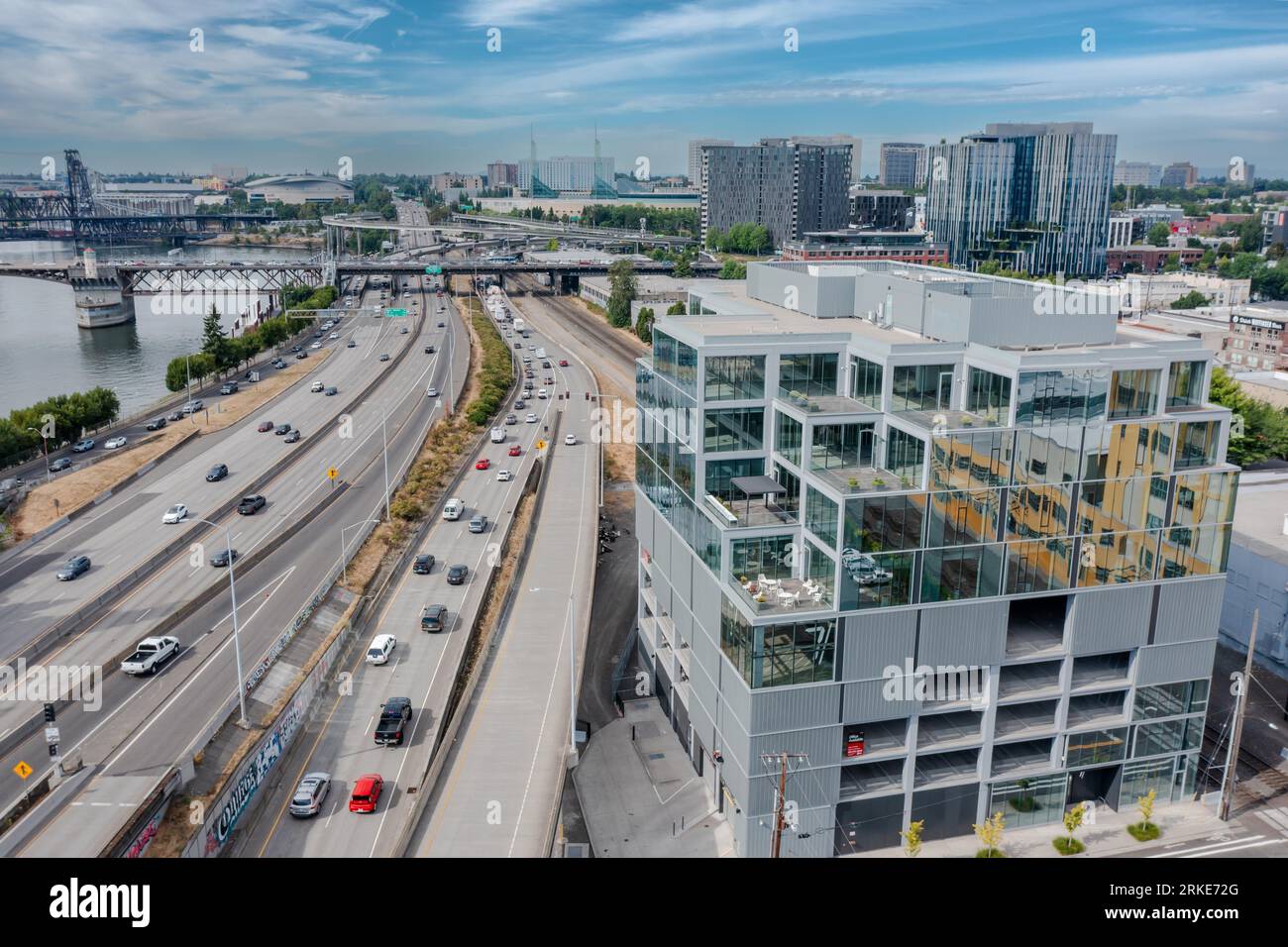 Une vue aérienne du côté est de Portland du centre-ville de la rivière Willamette par une journée ensoleillée Banque D'Images