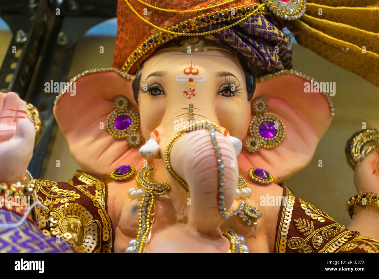 Une belle idole de Lord Ganpati exposée dans un atelier à Mumbai, en Inde pour le festival de Ganesh Chaturthi Banque D'Images