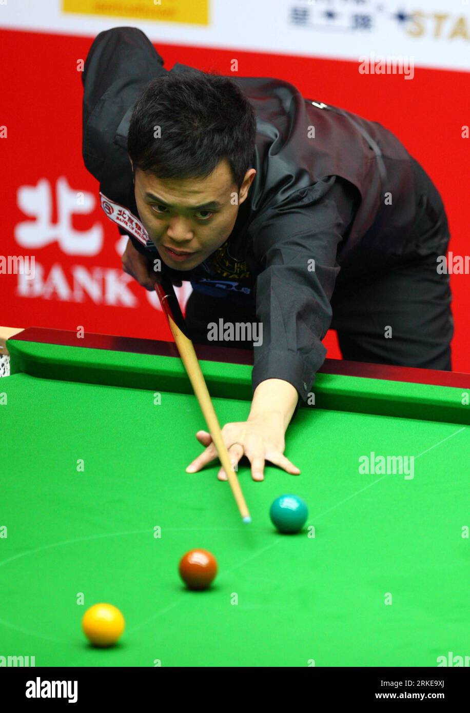 Bildnummer : 55146554 Datum : 30.03.2011 Copyright : imago/Xinhua (110330) -- PÉKIN, 30 mars 2011 (Xinhua) -- Marco Fu de Chine Hong Kong concourt au match de premier tour contre Judd Trump d'Angleterre au World Snooker China Open 2011 à Pékin, capitale de la Chine, le 30 mars 2011. Marco Fu perd 3-5. (Xinhua/Xiang Mei) CHINA-BEIJING-2011 WORLD SNOOKER CHINA OPEN PUBLICATIONxNOTxINxCHN Herren Aktion Einzelbild xo0x vdig xub 2011 hoch premiumd Bildnummer 55146554 Date 30 03 2011 Copyright Imago XINHUA Pékin Mars 30 2011 XINHUA Marco Fu de Chine S Hong Kong concourt pendant la Banque D'Images