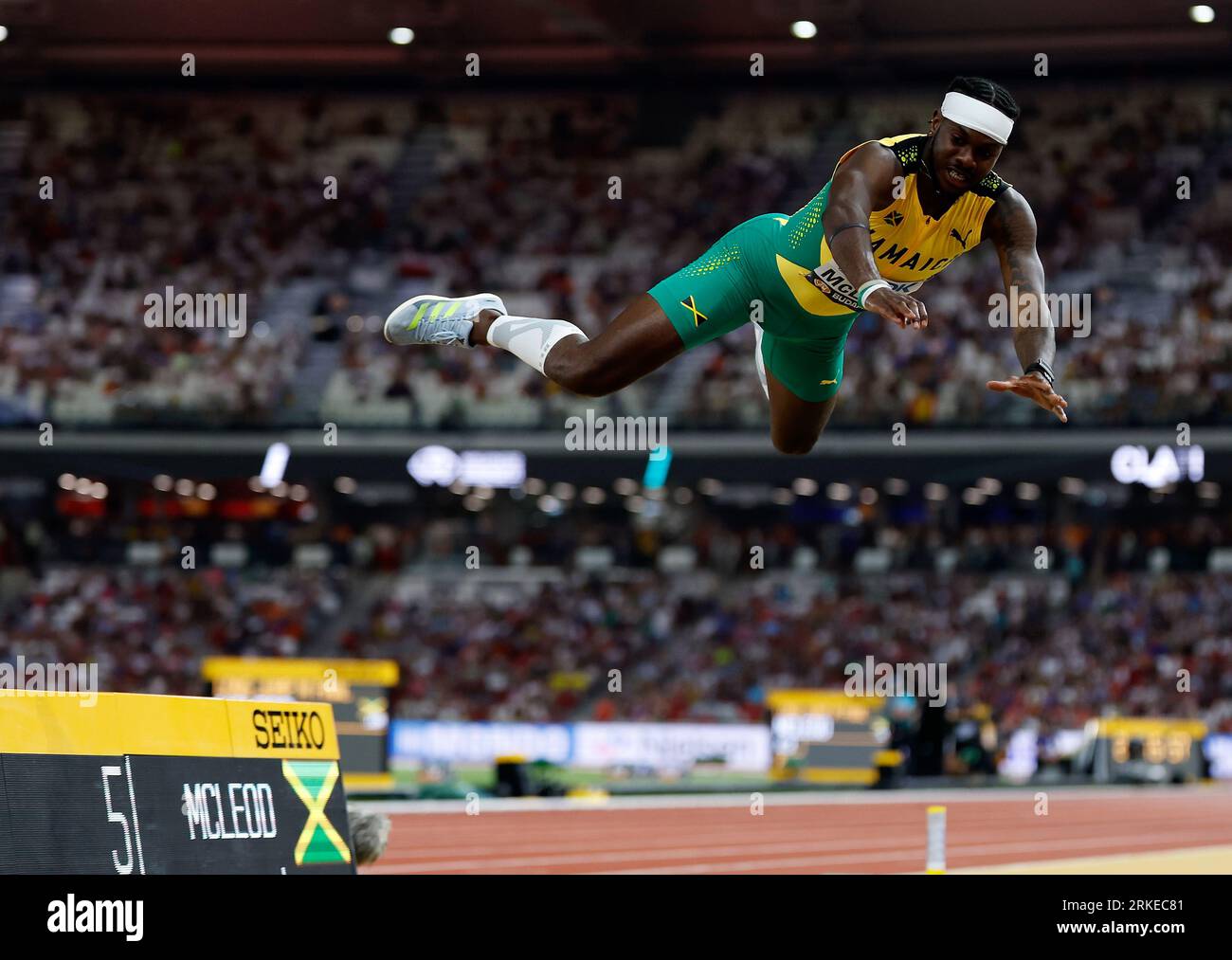 Budapest, Hongrie. 24 août 2023. Carey McLeod, de Jamaïque, perd le contrôle alors qu'il participe à la finale masculine de saut en longueur des Championnats du monde d'athlétisme Budapest 2023 à Budapest, Hongrie, le 24 août 2023. Crédit : Wang Lili/Xinhua/Alamy Live News Banque D'Images