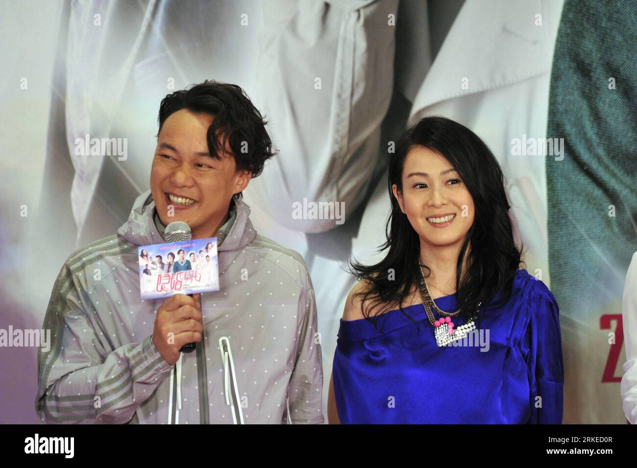 Bildnummer : 55236417 Datum : 05.04.2011 Copyright : imago/Xinhua (110405) -- PÉKIN, 5 avril 2011 (Xinhua) -- les stars de la pop Eason Chan (L) et Rene Liu assistent à la première du film romantique MR&Mrs Single à Pékin, capitale de la Chine, le 5 avril 2011. Le film, mettant en vedette Eason Chan et Rene Liu, devrait sortir à l'écran dans tout le pays vendredi. (Xinhua/Ji Guoqiang) (ljh) CHINA-BEIJING- MR&MRS SINGLE -PREMIERE (CN) PUBLICATIONxNOTxINxCHN People Kultur Entertainment kbdig xsk 2011 quer Bildnummer 55236417 Date 05 04 2011 Copyright Imago XINHUA Beijing avril 5 2011 XINHUA Pop Stars Eason Chan Banque D'Images