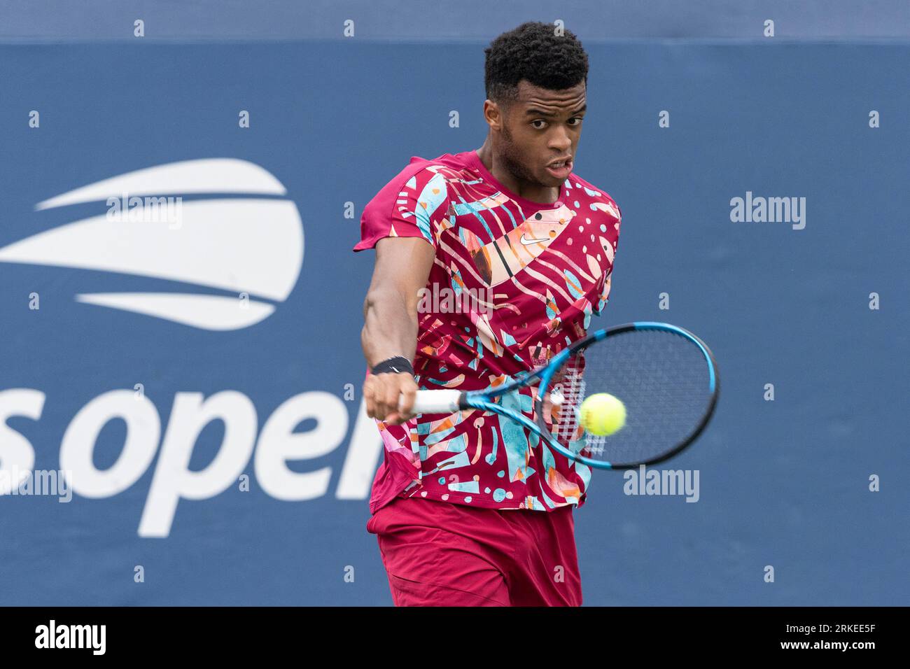 New York, États-Unis. 24 août 2023. Giovanni Mpetshi Perricard de France revient au ballon lors du match de 2e tour contre Aidan Mayo des États-Unis de qualification pour les US Open Championships au Billy Jean King tennis Center à New York. Mayo a gagné en trois sets. (Photo de Lev Radin/Pacific Press) crédit : Pacific Press Media production Corp./Alamy Live News Banque D'Images