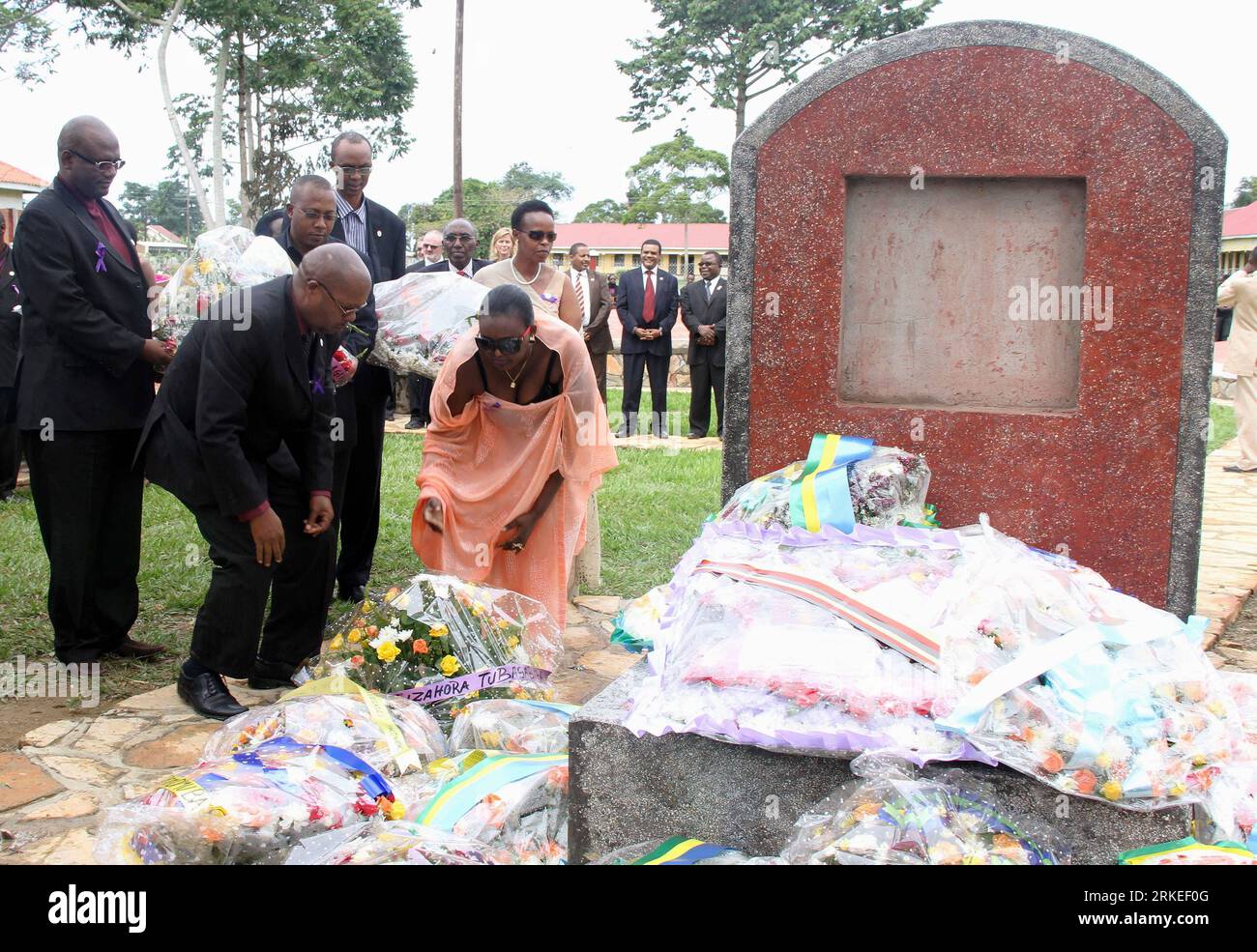 Bildnummer : 55248351 Datum : 08.04.2011 Copyright : imago/Xinhua (110409) -- MASAKA, 9 avril 2011 (Xinhua) -- des parents de la défunte déposent des couronnes sur un monument sur le site de Lambu dans le district ougandais central de Masaka, Ouganda, le 8 avril 2011, en mémoire de ceux qui ont été tués pendant le génocide au Rwanda. Jeudi, le gouvernement rwandais a exhorté les pays hébergeant des suspects d'avoir perpétré le génocide de 1994 à les remettre au Tribunal pénal international pour le Rwanda. Frank Mugambage, Haut Commissaire rwandais en Ouganda, a déclaré ici commémorer la 17e année depuis la fin du génocide Banque D'Images