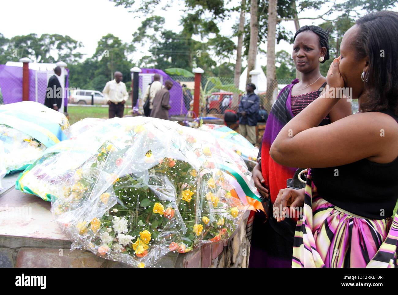 Bildnummer : 55248355 Datum : 08.04.2011 Copyright : imago/Xinhua (110409) -- MASAKA, 9 avril 2011 (Xinhua) -- des parents de la défunte déposent des couronnes sur un monument sur le site de Lambu dans le district ougandais central de Masaka, Ouganda, le 8 avril 2011, en mémoire de ceux qui ont été tués pendant le génocide au Rwanda. Jeudi, le gouvernement rwandais a exhorté les pays hébergeant des suspects d'avoir perpétré le génocide de 1994 à les remettre au Tribunal pénal international pour le Rwanda. Frank Mugambage, Haut Commissaire rwandais en Ouganda, a déclaré ici commémorer la 17e année depuis la fin du génocide Banque D'Images