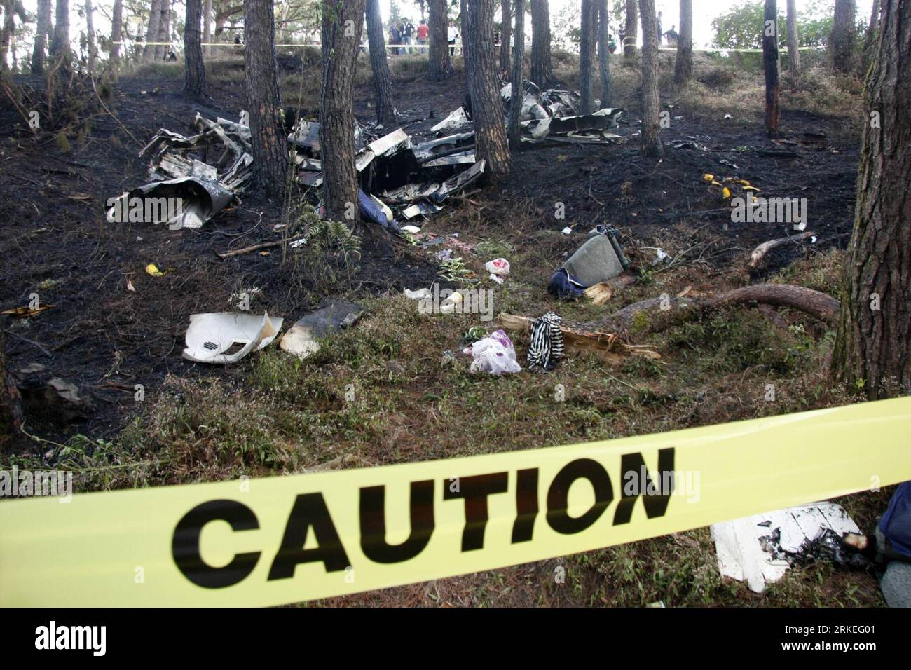 Bildnummer : 55250603 Datum : 10.04.2011 Copyright : imago/Xinhua MANILLE, 10 avril 2011 (Xinhua) -- le site de l'accident d'avion a été vu à l'intérieur de la forêt de pins de Camp John Hay, Baguio City, nord des Philippines, le 10 avril 2011. Deux passagers ont été confirmés tués tandis que les quatre autres ont été grièvement blessés lorsque leur avion privé affrété s'est écrasé ici dimanche vers 3:00 heures (heure locale), a déclaré la police. (Xinhua/Roel Zaragoza) (lr) PHILIPPINES-BAGUIO-AIR CRASH PUBLICATIONxNOTxINxCHN Gesellschaft Flugzeug Unglück Flugzeugunglück premiumd kbdig xsk 2011 quer o0 Absturzstelle Wrack Absperrung Bi Banque D'Images