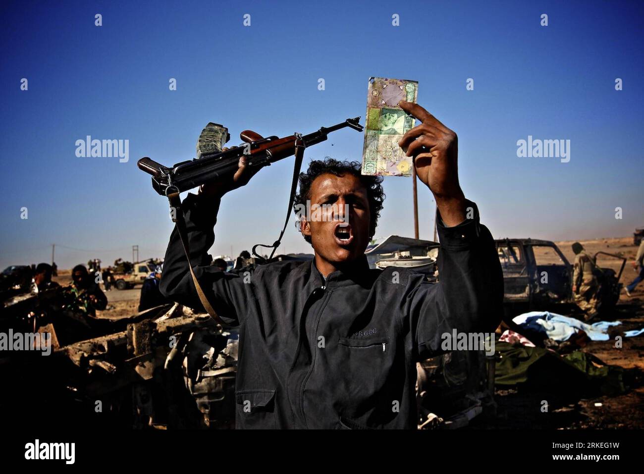 Bildnummer : 55250606 Datum : 10.04.2011 Copyright : imago/Xinhua AJDABIYA (LIBYE), 10 avril 2011 (Xinhua) -- Un rebelle libyen montre un billet de banque nouvellement libéré dans la ville orientale d'Ajdabiya, Libye, le 10 avril 2011. Au moins 10 rebelles libyens ont été tués dimanche dans un combat acharné avec les troupes du gouvernement libyen ici. (Xinhua/Cai Yang) (lr) LIBYA-AJDABIYA-UNREST PUBLICATIONxNOTxINxCHN Gesellschaft Krieg Rebellen kbdig xsk 2011 quer premiumd o0 Geldschein Banknote Finanzen Währung Dinar Bildnummer 55250606 Date 10 04 2011 Copyright Imago XINHUA Libya avril 10 2011 XINHUA a Libyan Rebel Sho Banque D'Images