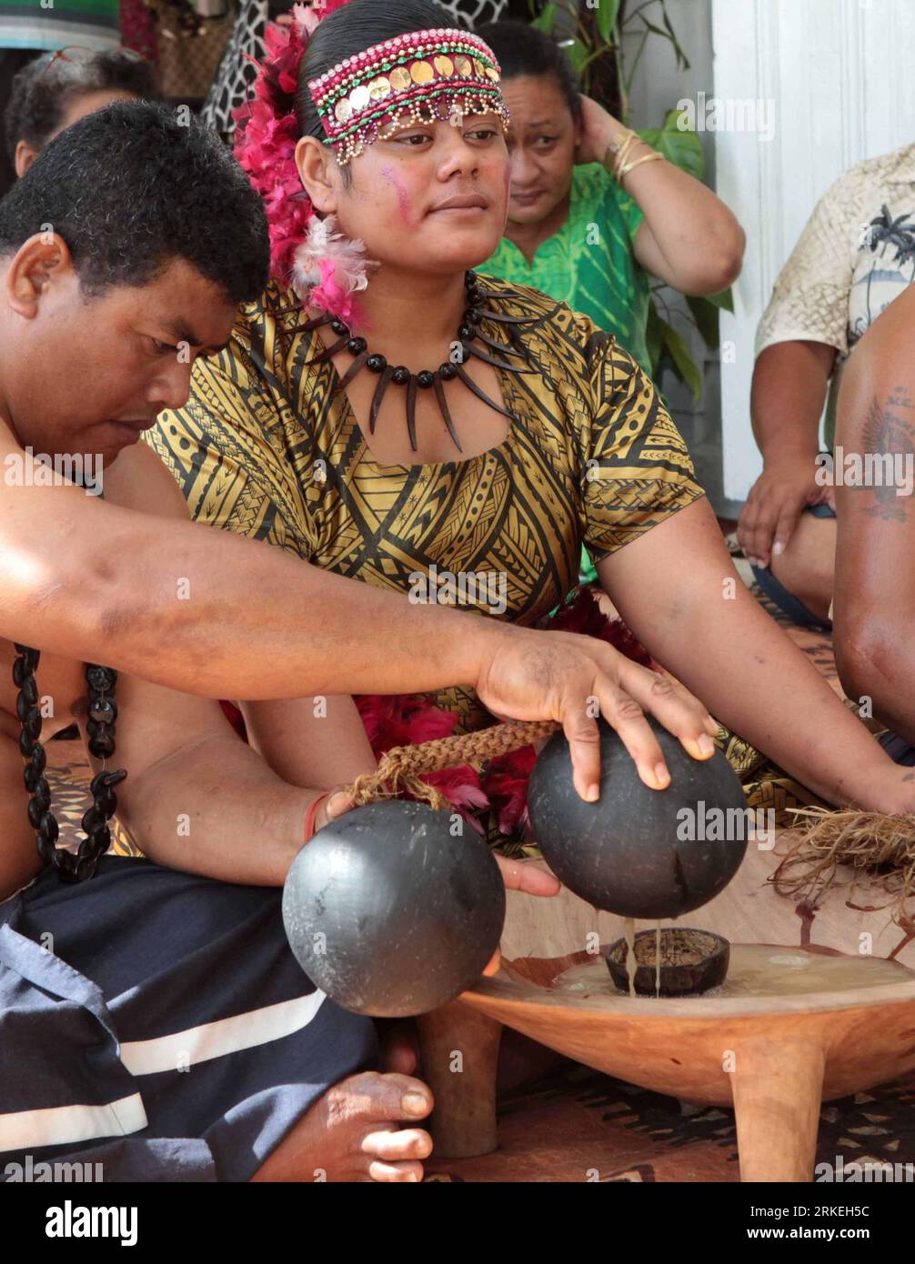 Bildnummer : 55257257 Datum : 12.04.2011 Copyright : imago/Xinhua (110412) -- APIA, 12 avril 2011 (Xinhua) -- les locaux font de la fabrication de jus de kava lors de la traditionnelle cérémonie de bienvenue du kava organisée par le président samoan Tuiatua Tupua Tamasese EFI pour Jia Qinglin, président du Comité national de la Conférence consultative politique du peuple chinois, à Apia, Samoa, le 11 avril 2011. (Xinhua/Pang Xinglei) (zgp) SAMOA-APIA-JIA QINGLIN-CÉRÉMONIE DE BIENVENUE PUBLICATIONxNOTxINxCHN Gesellschaft Land Leute Tradition kbdig xkg 2011 hoch o0 Rauschpfeffer Getränk Saft Ritual Tradition Bildnummer 55257257 Date 12 Banque D'Images