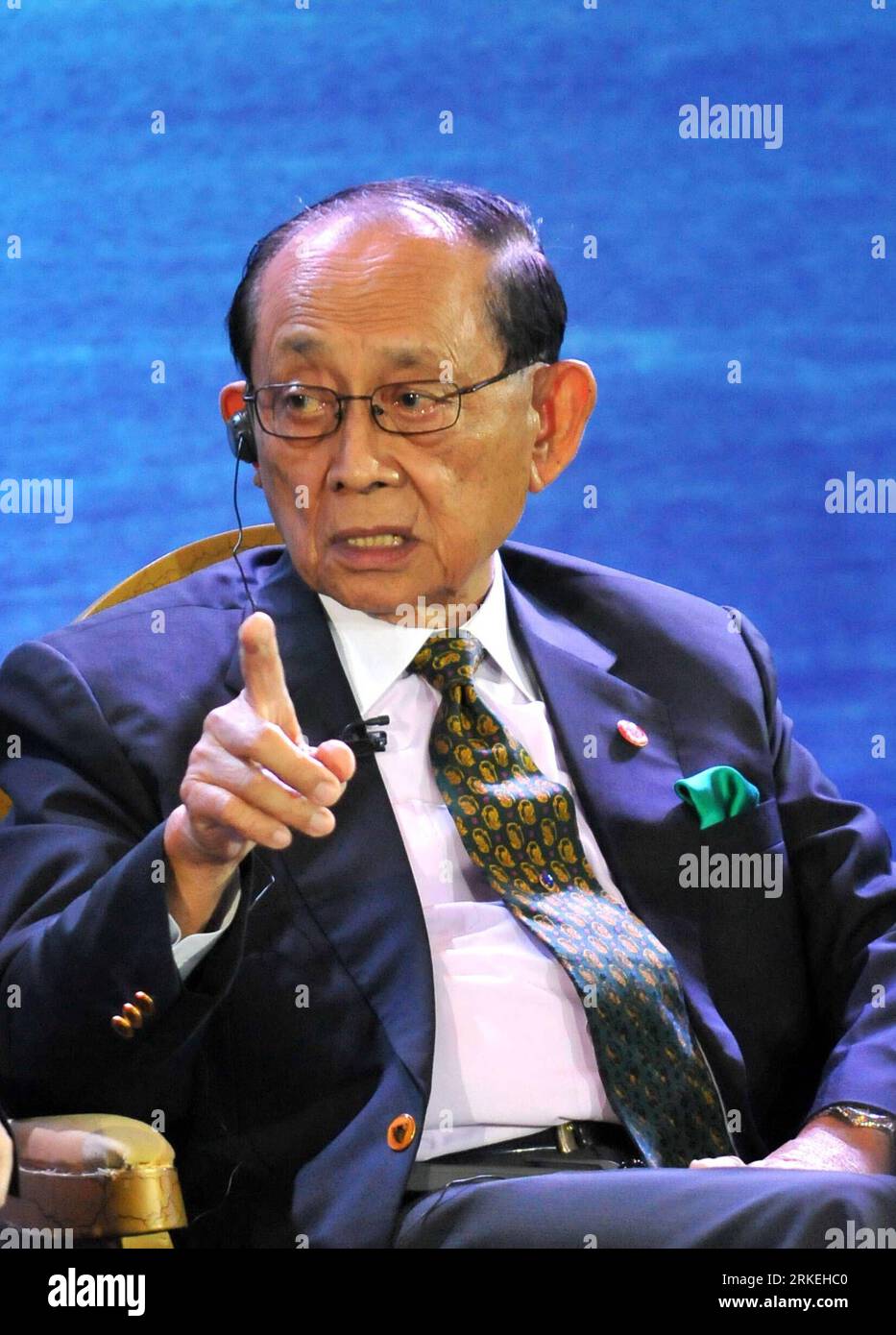 Bildnummer : 55259105 Datum : 13.04.2011 Copyright : imago/Xinhua (110413) -- BOAO, 13 avril 2011 (Xinhua) -- Fidel Valdez Ramos, ancien président du conseil d'administration du Forum Boao pour l'Asie (BFA) et ancien président des Philippines, prend la parole lors d'un programme de dialogue à Boao, dans la province de Hainan du sud de la Chine, le 13 avril 2011. Fidel Valdez Ramos, ancien président du conseil d'administration du Forum Boao pour l'Asie (BFA) et ancien président des Philippines, et long Yongtu, ancien secrétaire général du BFA, ont assisté à l'émission de télévision sur les dix années de développement du BFA. (Xinhua/Hou Jiansen) (zhs) CHINE-HAI Banque D'Images