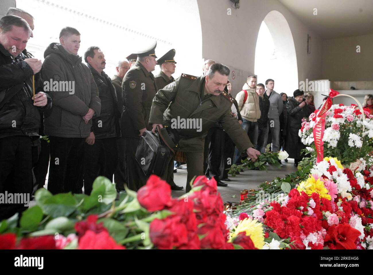 Bildnummer : 55259155 Datum : 13.04.2011 Copyright : imago/Xinhua (110413) -- MINSK, 13 avril 2011 (Xinhua) -- des soldats biélorusses présentent des fleurs à la station de métro principale Oktyabrskaya à Minsk, capitale de la Biélorussie, le 13 avril 2011. La Biélorussie a déclaré mercredi un jour de deuil pour ceux qui ont été tués lundi dans un attentat à la bombe dans la capitale.(Xinhua) (cl) BELARUS-MINSK-BLAST-DEUIL PUBLICATIONxNOTxINxCHN Politik UBahn U Bahn Anschlag Terror Terroranschlag Bombenanschlag Bombe Trauer Gedenken kbdig xub quendig xub Date Bildnummer Date de création 2011 octobre 55259155 Militär 13 04 2011 Banque D'Images