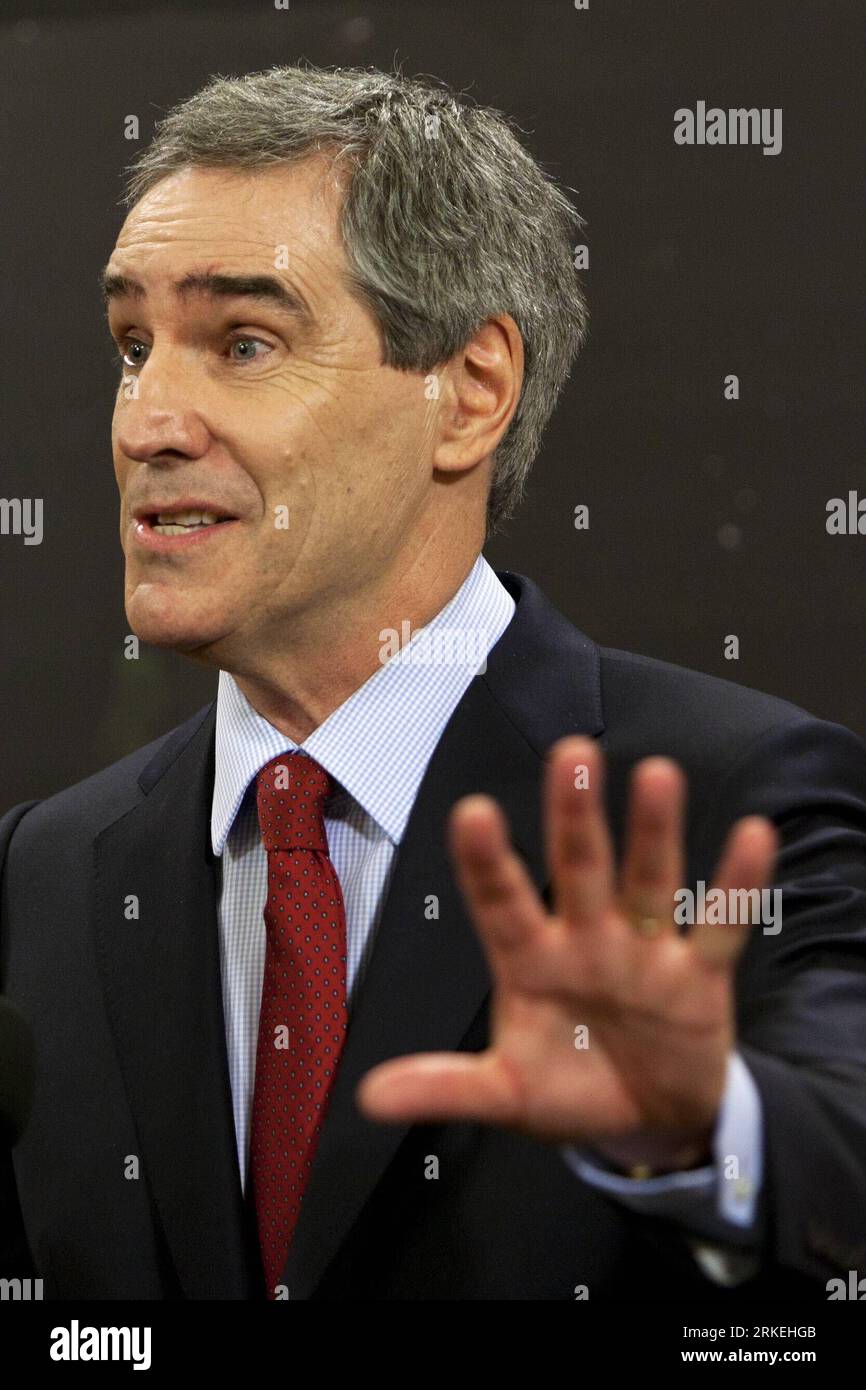 Bildnummer : 55259147 Datum : 12.04.2011 Copyright : imago/Xinhua (110413) -- OTTAWA, le 13 avril 2011 (Xinhua) -- le chef libéral du Canada, Michael Ignatieff, s'adresse aux journalistes après le débat des dirigeants au Centre de conférences du gouvernement à Ottawa, Ontario, Canada, le 12 avril 2011. Les dirigeants des quatre principaux partis politiques ont pris part au premier débat en anglais mardi soir avec le débat en français mercredi soir. Le Canada tiendra la 41e élection fédérale le 2 mai. (Xinhua/Christopher Pike) (zyw) CANADA-OTTAWA-ELECTION-DEBATE PUBLICATIONxNOTxINxCHN Politik People Wahl Wahlkampf Parla Banque D'Images