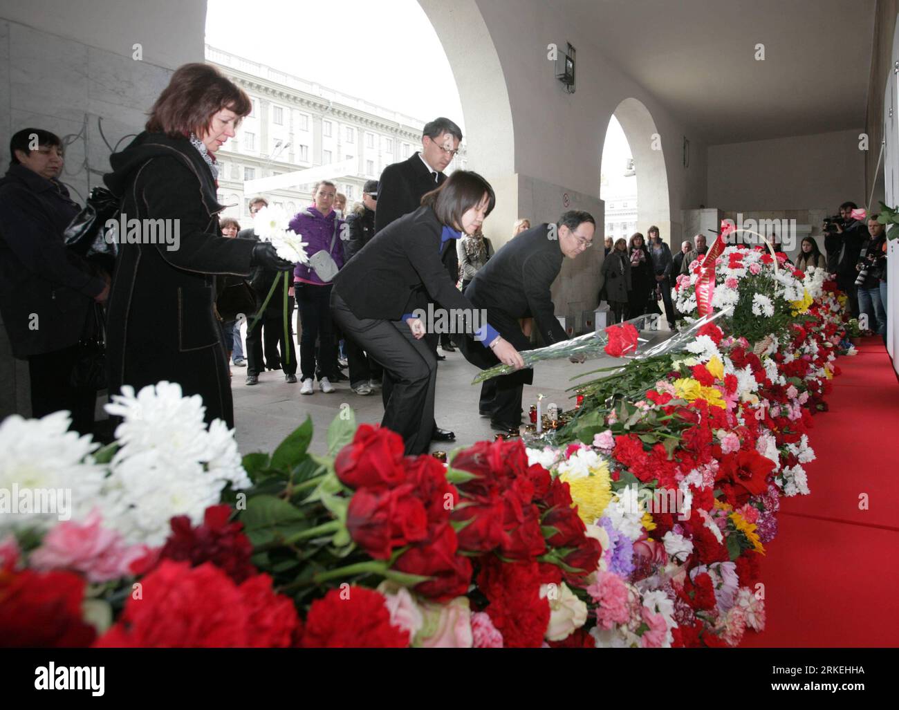 Bildnummer : 55259156 Datum : 13.04.2011 Copyright : imago/Xinhua (110413) -- MINSK, 13 avril 2011 (Xinhua) --des membres de l'ambassade de Chine présentent des fleurs à la station de métro principale Oktyabrskaya à Minsk, capitale de la Biélorussie, le 13 avril 2011. La Biélorussie a déclaré mercredi un jour de deuil pour ceux qui ont été tués lundi dans un attentat à la bombe dans la capitale.(Xinhua) (cl) BELARUS-MINSK-BLAST-DEUIL-CHINESE EMBASSY PUBLICATIONxNOTxINxCHN Politik UBahn Anschlag Terror Terroranschlag Bombenanschlag bombe Trauer Gedenken kbdig xub juin 55259156 Date Bilnumder Blumen 13 04 2011 Banque D'Images