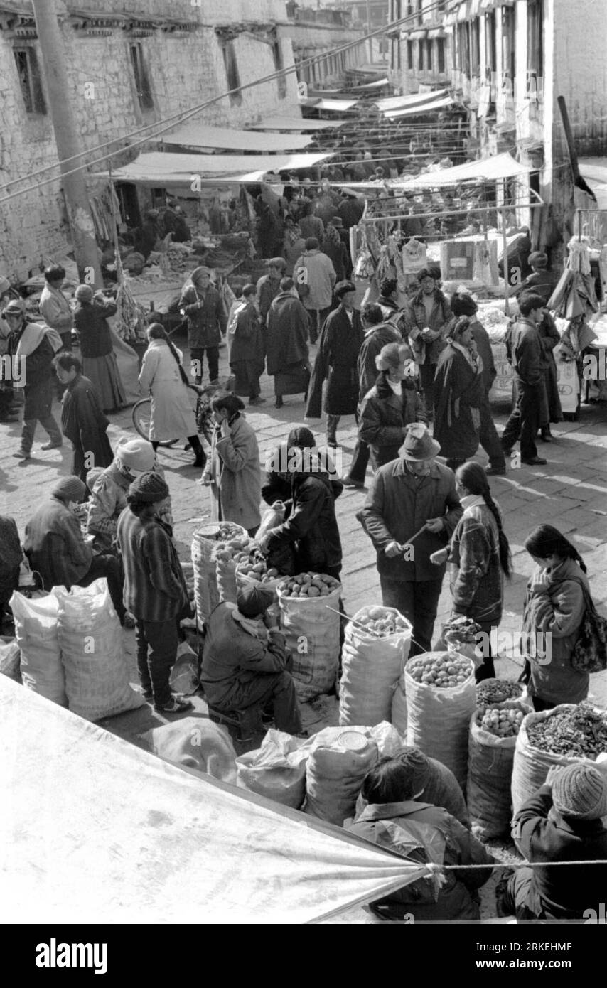 Bildnummer : 55260133 Datum : 10.03.1995 Copyright : imago/Xinhua (110414) -- LHASSA, avril 14 (Xinhua) -- la photo publiée le 10 mars 1995 montre un marché sur la rue Parkhor en 1995, à Lhassa, capitale de la région autonome du Tibet du sud-ouest de la Chine. Comme l'un des vieux blocs les plus distincts et attrayants dans le monde, Parkhor Street est unique avec des caractéristiques contrastives et une diversité étonnante. C'est un endroit où la tradition tibétaine rencontre la mode moderne, la sainteté religieuse se mêle à la prospérité commerciale. Situé dans le centre de Lhassa, autour du temple Jokhang, il couvre une superficie de 133. Banque D'Images