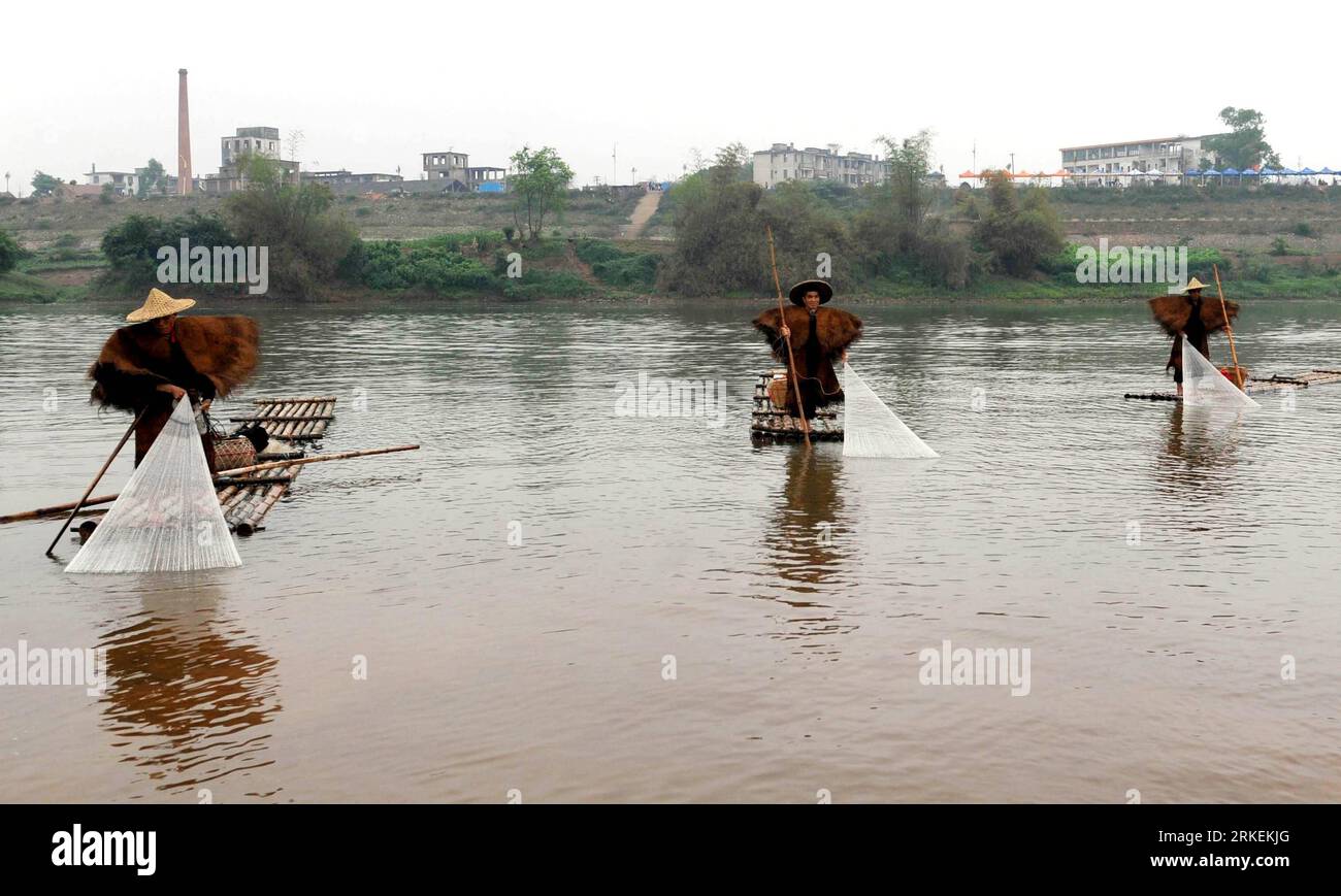 Bildnummer : 55268903 Datum : 16.04.2011 Copyright : imago/Xinhua NINGMING, 17 avril 2011 (Xinhua) -- des villageois tirent des filets de pêche sur la rivière Mingjiang du comté de Ningming, dans le sud-ouest de la Chine, région autonome Guangxi Zhuang, 16 avril 2011. La pisciculture et la capture sont une convention pour les villageois vivant des deux côtés de la rivière Mingjiang. Une activité de pêche traditionnelle au festival culturel international de huashan a attiré de nombreux touristes et photographes de loin et de près récemment. (Xinhua/Zhang Ailin)(zxh) CHINA-GUANGXI-NINGMING-FISHING (CN) PUBLICATIONxNOTxINxCHN Gesellschaft Arbeitswelte Banque D'Images