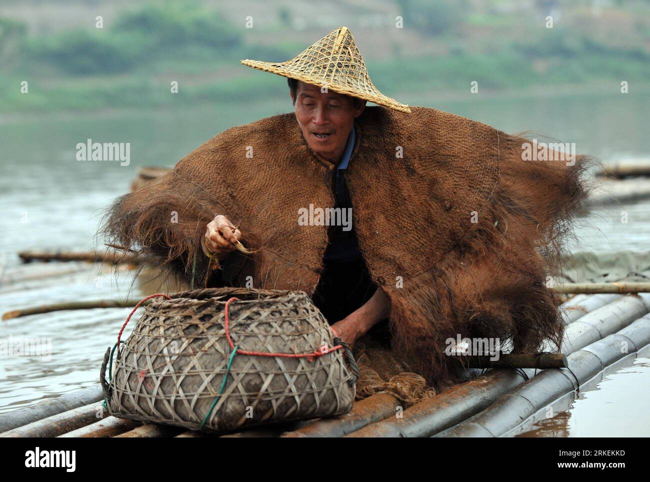 Bildnummer : 55268902 Datum : 16.04.2011 Copyright : imago/Xinhua NINGMING, 17 avril 2011 (Xinhua) -- Un pêcheur récolte des poissons sur la rivière Mingjiang du comté de Ningming, dans le sud-ouest de la Chine, Guangxi Zhuang région autonome, 16 avril 2011. La pisciculture et la capture sont une convention pour les villageois vivant des deux côtés de la rivière Mingjiang. Une activité de pêche traditionnelle au festival culturel international de huashan a attiré de nombreux touristes et photographes de loin et de près récemment. (Xinhua/Zhang Ailin)(zxh) CHINA-GUANGXI-NINGMING-FISHING (CN) PUBLICATIONxNOTxINxCHN Gesellschaft Arbeitswelten Banque D'Images