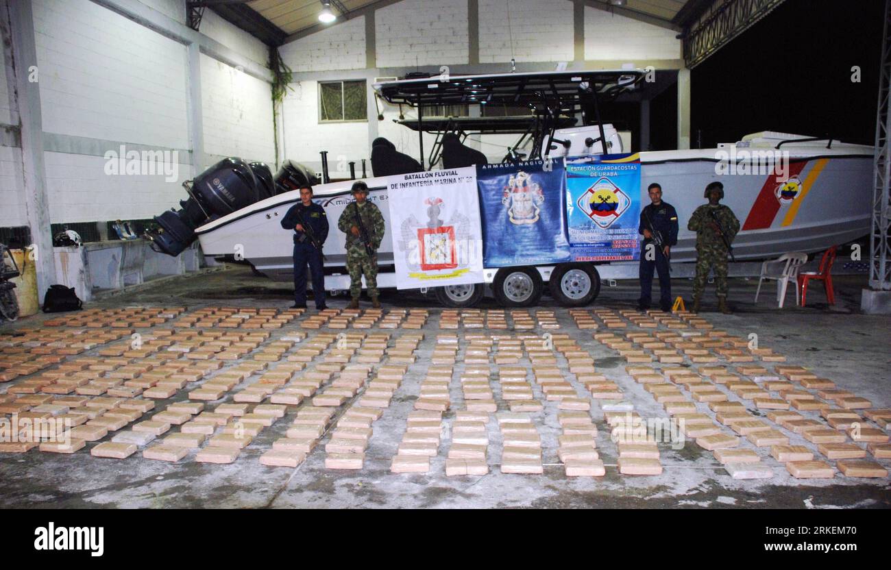 Bildnummer : 55272626 Datum : 18.04.2011 Copyright : imago/Xinhua (110418) -- COLOMBIE, 18 avril 2011 (Xinhua) -- des soldats de la Marine colombienne dressent la garde près de la cocaïne saisie à Choco, Dep., Colombie, 18 avril 2011. La marine colombienne a saisi 512 kg de cocaïne dans un faux fond d un bateau de pêche lors d une opération ici lundi. Selon la Navy, la cocaïne aurait valée environ 13 millions de dollars américains sur le marché international. (Xinhua) (wjd) COLOMBIE-COCAÏNE-SAISIE PUBLICATIONxNOTxINxCHN Gesellschaft Drogenhandel Drogenschmuggel Beschlagnahme Kokain kbdig xub 2011 Banque D'Images