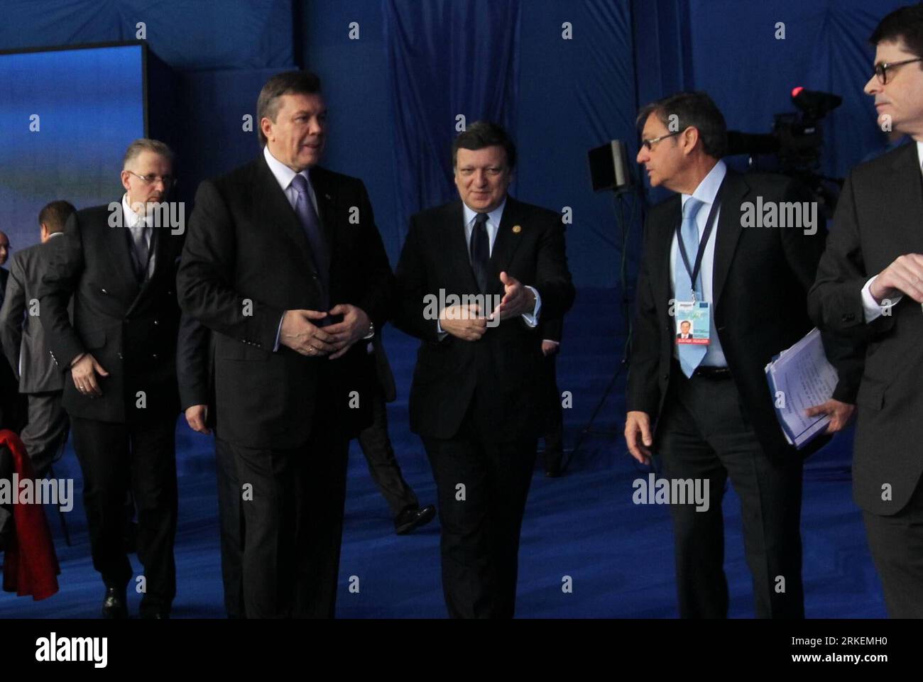 Bildnummer : 55274530 Datum : 19.04.2011 Copyright : imago/Xinhua (110419) -- KIEV, 19 avril 2011 (Xinhua) -- le président de la Commission européenne José Manuel Barroso (3e R) et le président ukrainien Viktor Ianoukovitch (4e R) arrivent sur le lieu du sommet de Kiev sur l'utilisation sûre et innovante de l'énergie nucléaire à Kiev, capitale de l'Ukraine, le 19 avril 2011. (Xinhua/lu Jinbo) (lyi) UKRAINE-KIEV-NUCLEAR-SUMIT PUBLICATIONxNOTxINxCHN Politik People Atomenergie Tschernobylkonferenz Konferenz atomare Sicherheit kbdig xub 2011 quer premiumd Bildnummer 55274530 Date 19 04 2011 Copyright Imago XINHUA Kiev Apri Banque D'Images