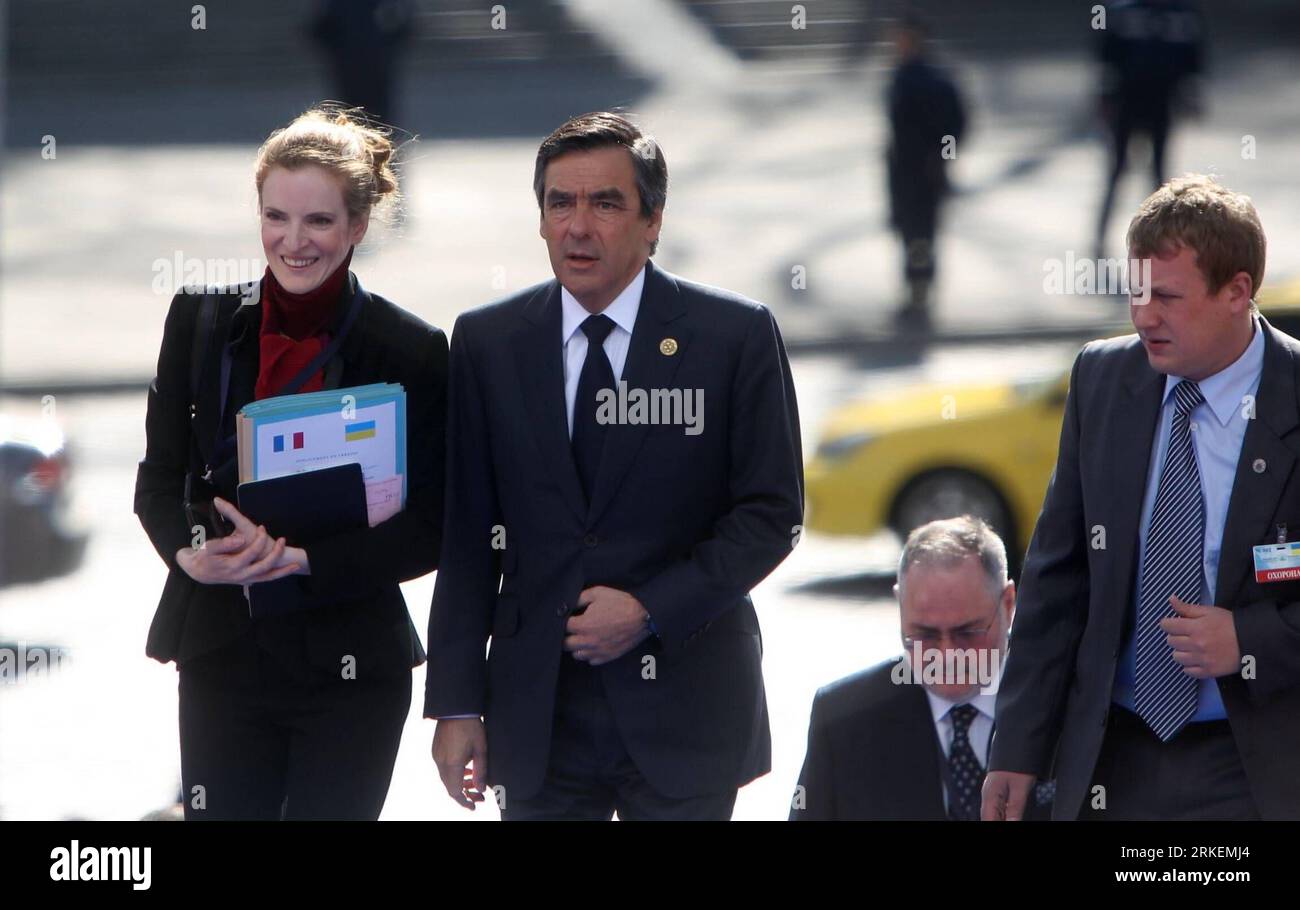 Bildnummer : 55274524 Datum : 19.04.2011 Copyright : imago/Xinhua (110419) -- KIEV, 19 avril 2011 (Xinhua) -- le Premier ministre français François Fillon (C, avant) arrive au sommet de Kiev sur l'utilisation sûre et innovante de l'énergie nucléaire à Kiev, capitale de l'Ukraine, le 19 avril 2011. (Xinhua/lu Jinbo) (lyi) UKRAINE-KIEV-NUCLEAR-SUMIT PUBLICATIONxNOTxINxCHN Politik People Atomenergie Tschernobylkonferenz Konferenz atomare Sicherheit kbdig xub 2011 quer premiumd Bildnummer 55274524 Date 19 04 2011 Copyright Imago XINHUA Kiev avril 19 2011 XINHUA Premier ministre français François Fillon C. Banque D'Images