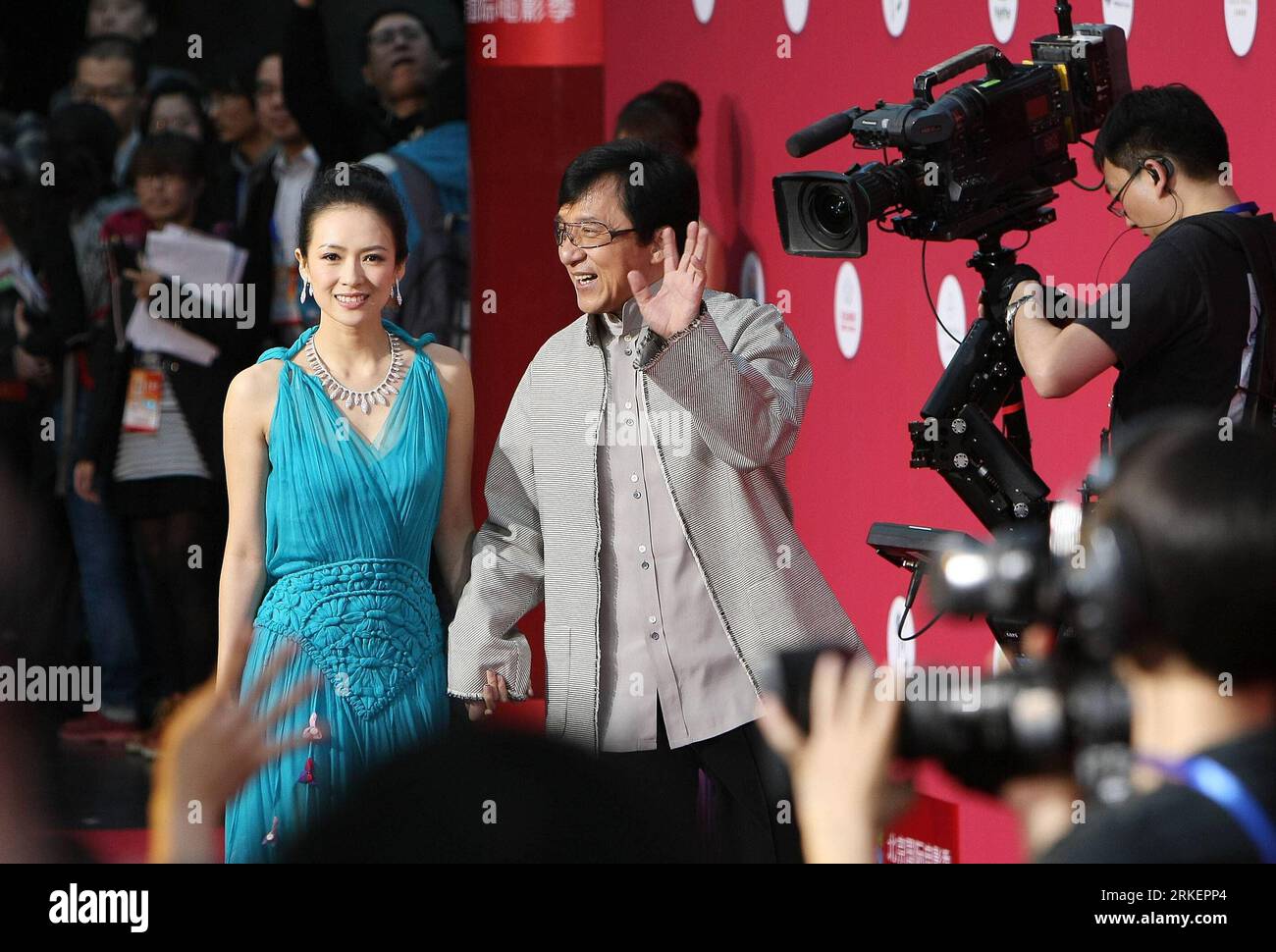 Bildnummer : 55284207 Datum : 23.04.2011 Copyright : imago/Xinhua (110423) -- PÉKIN, 23 avril 2011 (Xinhua) -- les stars de cinéma Jackie Chan et Zhang Ziyi (à gauche) arrivent sur le tapis rouge pour la cérémonie d’ouverture du premier Festival international du film de Pékin au Centre national des arts de la scène de Pékin, capitale de la Chine, le 23 avril 2011. L'événement de six jours, pour lequel Jackie Chan et Zhang Ziyi ont été invités en tant qu'ambassadeurs de l'image, a débuté ici samedi. (Xinhua/Li Fangyu) (ljh) CHINA-BEIJING-INT L FILM FFSTIVAL-OPEN (CN) PUBLICATIONxNOTxINxCHN People Kultur Entertainment film Festival F Banque D'Images