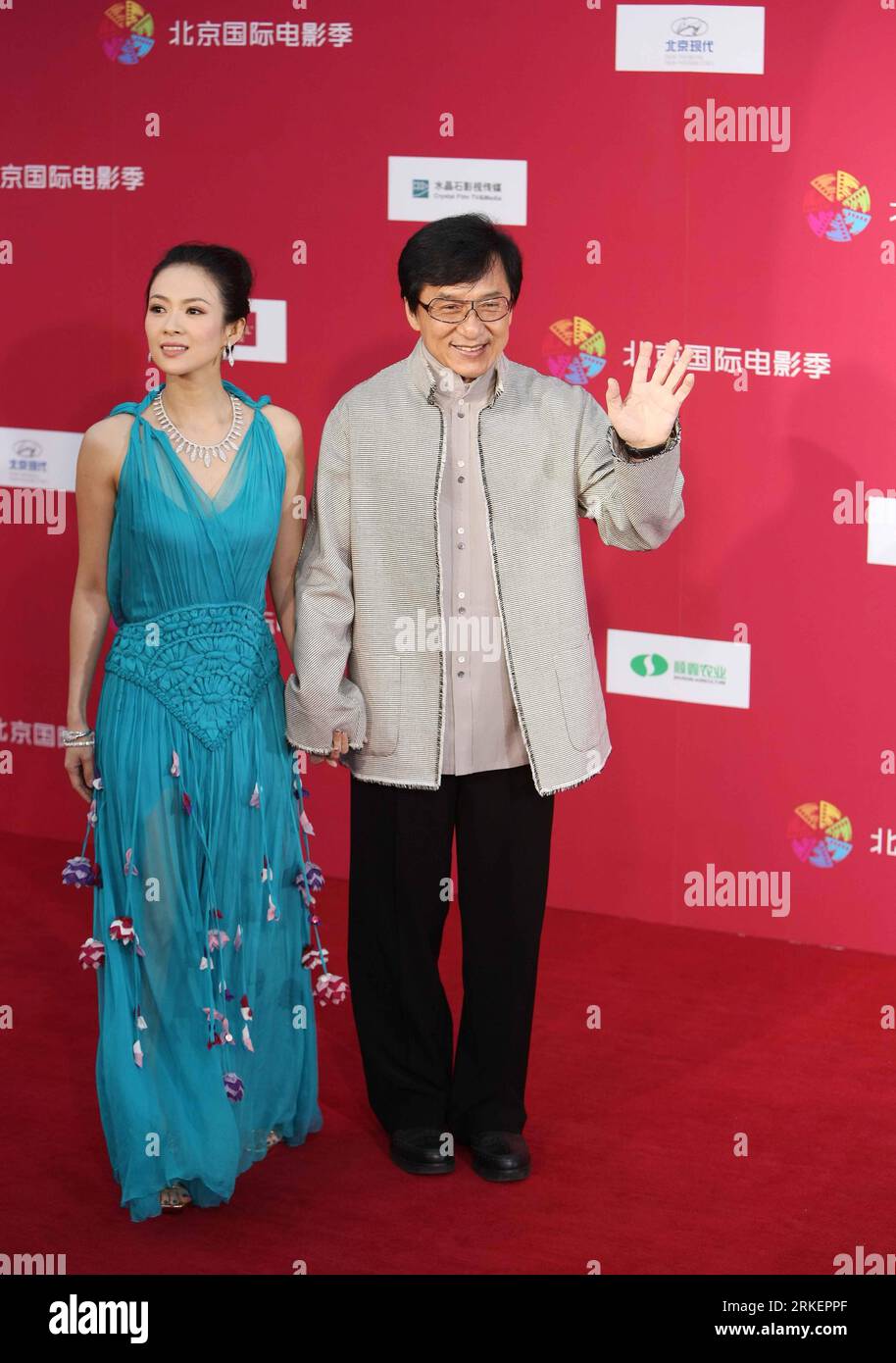 Bildnummer : 55284208 Datum : 23.04.2011 Copyright : imago/Xinhua (110423) -- PÉKIN, 23 avril 2011 (Xinhua) -- Jackie Chan et Zhang Ziyi (à gauche) posent sur le tapis rouge lors de la cérémonie d'ouverture du premier Festival international du film de Pékin au Centre national des arts de la scène de Pékin, capitale de la Chine, le 23 avril 2011. L'événement de six jours, pour lequel Jackie Chan et Zhang Ziyi ont été invités en tant qu'ambassadeurs de l'image, a débuté ici samedi. (Xinhua/Li Fangyu) (ljh) CHINA-BEIJING-INT L FILM FFSTIVAL-OPEN (CN) PUBLICATIONxNOTxINxCHN People Kultur Entertainment film Festival Banque D'Images