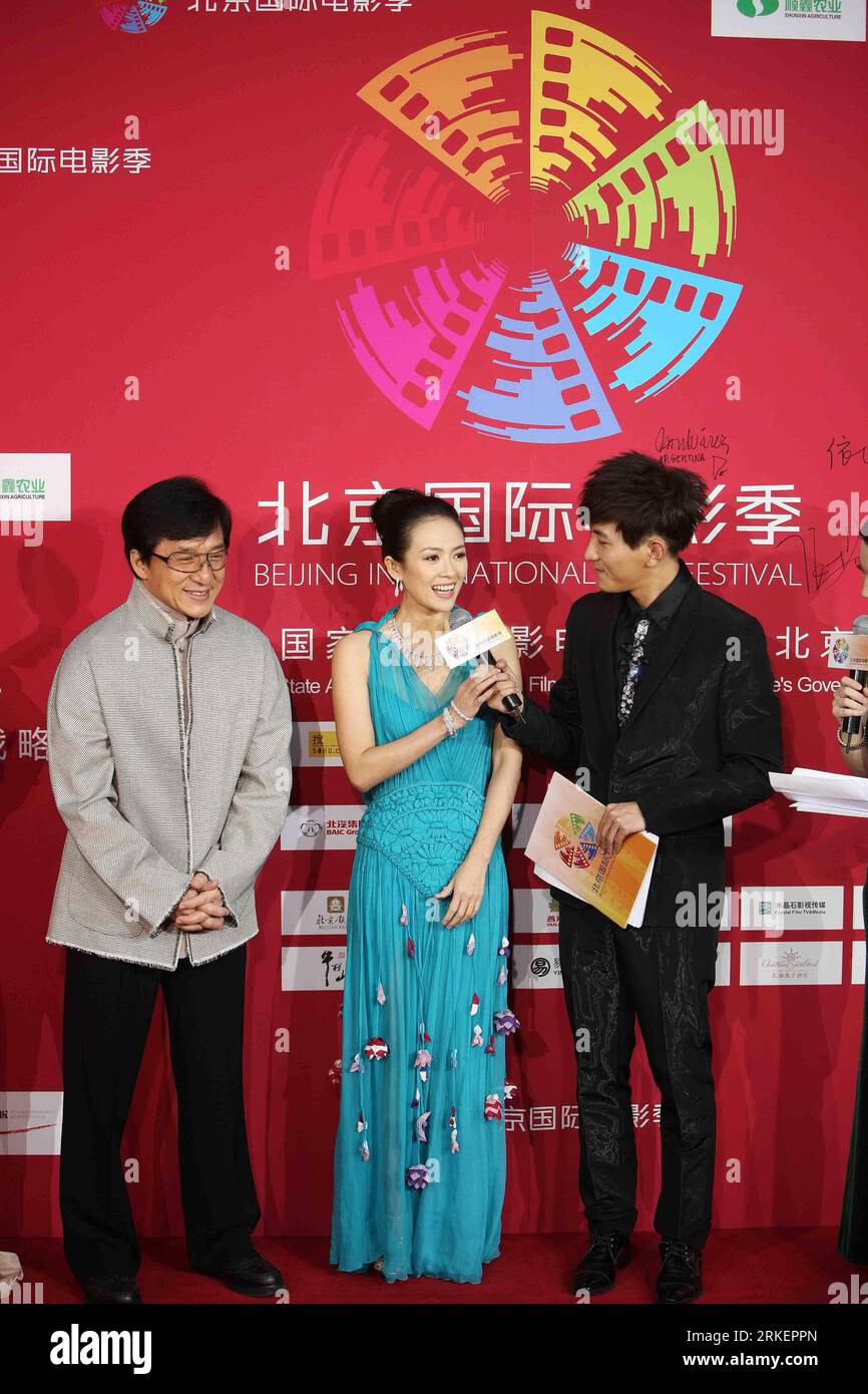 Bildnummer : 55284206 Datum : 23.04.2011 Copyright : imago/Xinhua (110423) -- BEIJING, 23 avril 2011 (Xinhua) -- les stars Jackie Chan (L) et Zhang Ziyi (C) assistent à la cérémonie d'ouverture du premier Festival international du film de Beijing au Centre national des arts de la scène à Beijing, capitale de la Chine, le 23 avril 2011. L'événement de six jours, pour lequel Jackie Chan et Zhang Ziyi ont été invités en tant qu'ambassadeurs de l'image, a débuté ici samedi. (Xinhua/Li Fangyu) (ljh) CHINA-BEIJING-INT L FILM FFSTIVAL-OPEN (CN) PUBLICATIONxNOTxINxCHN People Kultur Entertainment film Festival Filmfestival Pékin Banque D'Images