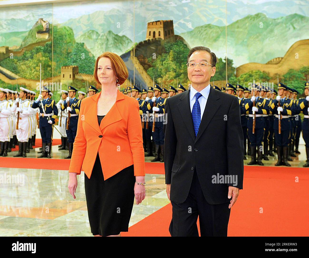 Bildnummer : 55287136 Datum : 26.04.2011 Copyright : imago/Xinhua (110426) -- BEIJING, 26 avril 2011 (Xinhua) -- le Premier ministre chinois Wen Jiabao (à droite) et la première ministre australienne Julia Gillard inspectent les gardes d'honneur lors d'une cérémonie de bienvenue à Beijing, capitale de la Chine, le 26 avril 2011. (Xinhua/Li Tao) (zgp) CHINA-BEIJING-WEN JIABAO-AUSTRALIAN PM-WELCOME CEREMONY (CN) PUBLICATIONxNOTxINxCHN People Politik kbdig xdp 2011 quer premiumd Bildnummer 55287136 Date 26 04 2011 Copyright Imago XINHUA Beijing avril 26 2011 XINHUA Premier ministre chinois Wen Jiabao r et Premier ministre australien Juliet Inspe Banque D'Images