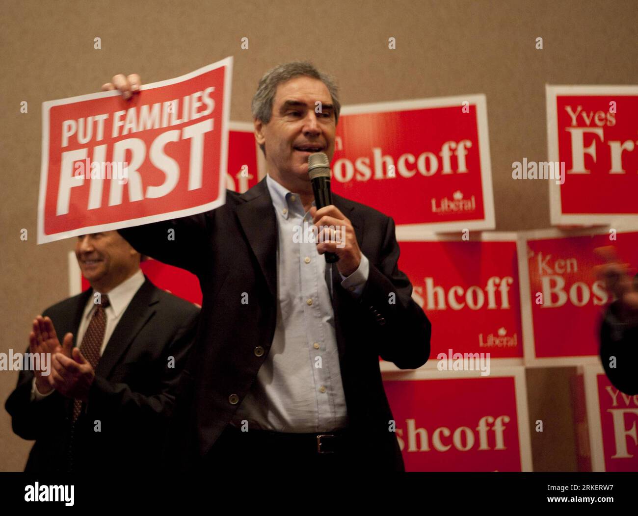 Bildnummer : 55287148 Datum : 25.04.2011 Copyright : imago/Xinhua (110426) -- ONTARIO, le 26 avril 2011 (Xinhua) -- le chef libéral du Canada, Michael Ignatieff (2e L), assiste à un rassemblement au Centre régional des sciences de la santé de Thunder Bay lors d'un arrêt de campagne à Thunder Bay, Ontario, Canada, le 25 avril 2011. Ignatieff était en voyage de campagne pour la 41e élection fédérale du 2 mai.(Xinhua/Georges Alexandar) CANADA-ONTARIO-IGNATIEFF-CAMPAIGN PUBLICATIONxNOTxINxCHN People Politik Wahl Präsidentschaftswahlen Wahlen Wahlkampf Kanada kbdig xdp 2011 quer premiumd Bildnummer 55287148 Date 25 04 2011 Co Banque D'Images