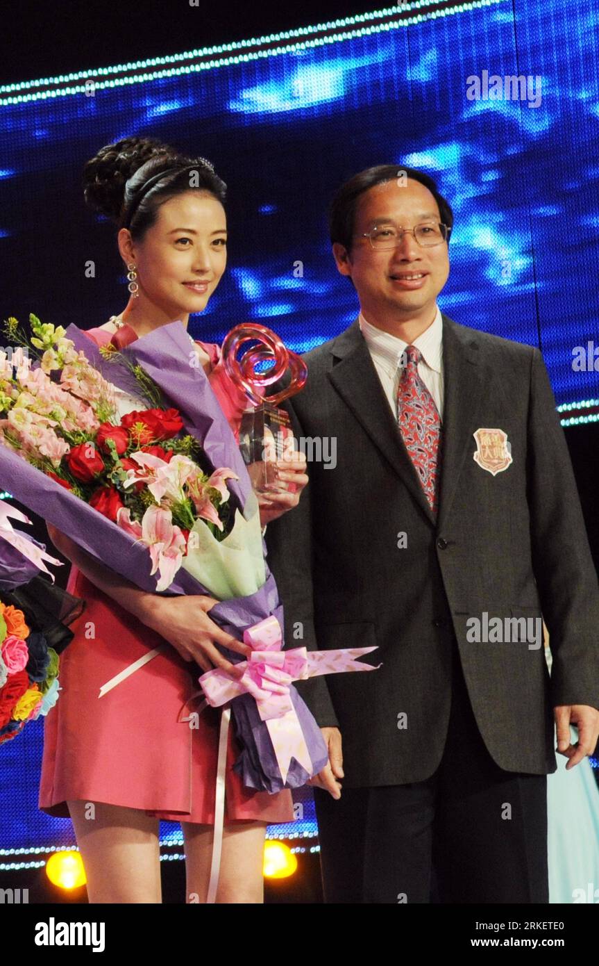 Bildnummer : 55292088 Datum : 26.04.2011 Copyright : imago/Xinhua (110426) -- BEIJING, 26 avril 2011 (Xinhua) -- l'actrice Chow Hoi-Mei (G) de Chine Hong Kong, reçoit le titre d'artiste philanthropique chinois à Beijing, capitale de la Chine, le 26 avril 2011. La liste des organisations caritatives chinoises 2011, un classement de 173 philanthropes dont les dons personnels ont atteint au moins 1 millions de yuans, a été publiée mardi à Pékin. (Xinhua/Tong Yu) (Ly) #CHINA-BEIJING-CHARITY RANKING LIST-RELEASE (CN) PUBLICATIONxNOTxINxCHN People Kultur film Entertainment kbdig xsk 2011 hoch Bildnummer 55292088 Date 26 04 20 Banque D'Images