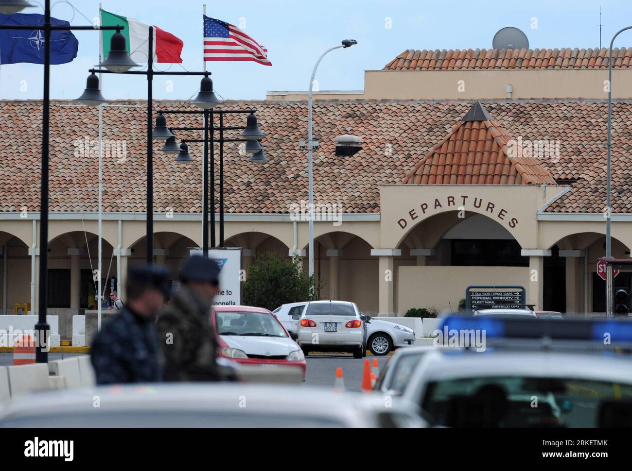 Bildnummer : 55295557 Datum : 21.03.2011 Copyright : imago/Xinhua (110427) -- ROME, 27 avril 2011 (Xinhua) -- photo prise le 21 mars 2011 montrant la base aéronavale Sigonella en Italie. Un avion de chasse F-16 participant aux opérations militaires dirigées par l'OTAN contre la Libye s'est écrasé mercredi à la base en Italie, a déclaré l'alliance dans un communiqué. (Xinhua/Wang Qingqin) (wjd) ITALIE-AVION DE CHASSE CRASH PUBLICATIONxNOTxINxCHN Gesellschaft kbdig xsk 2011 quer o0 Flughafen, Militätflughafen, base aérienne, Militär, Luftwaffe, Gebäude Bildnummer 55295557 Date 21 03 2011 Copyright Imago XINHUA Rome Apri Banque D'Images