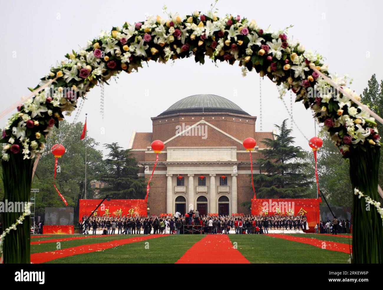 Bildnummer : 55301053 Datum : 29.04.2011 Copyright : imago/Xinhua (110429) --BEIJING, 29 avril 2011 (Xinhua) -- les jeunes mariés assistent à la cérémonie de mariage collective à Beijing, capitale de la Chine, le 29 avril 2011. La cérémonie de mariage collective Centenary Tsinghua, Centenary Love a eu lieu vendredi à l'Université Tsinghua avec près de 200 couples de diplômés de l'Université Tsinghua participant. (Xinhua/lu Mingxiang)(zxh) CHINA-BEIJING-TSINGHUA UNIVERSIYT-COLLECTIVE WEDDING (CN) PUBLICATIONxNOTxINxCHN Gesellschaft Hochzeit Massenhochzeit kbdig xsk 2011 quer o0 totale Bildnummer 55301053 Date 29 04 Banque D'Images