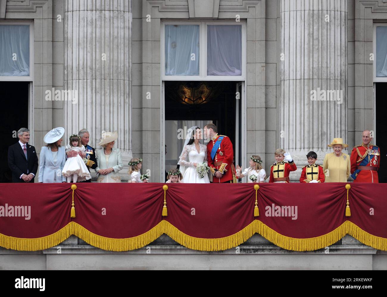 Bildnummer : 55302840 Datum : 29.04.2011 Copyright : imago/Xinhua G-D : Michael et Carole Middleton, Prince Charles et Camilla, Prince William et son épouse Princesse Catherine, Reine Elisabeth II (R), Prinz Philip Mountbatten, Duc d'Édimbourg (R) sur le balcon du Palais de Buckingham après leur mariage (Xinhua/Zeng Yi) (ybg) UK-LONDON-ROYAL WEDDING PUBLICATIONxNOTxINxCHN Entertainment Gesellschaft London People Adel GBR Königshaus Hochzeit Kate Middleton Prinz William Windsor kbdig xsp premiumd 2011 quer o0 Familie Mann Frau Ehefrau Brautpaar Vater Mutter Schwiegervater Banque D'Images