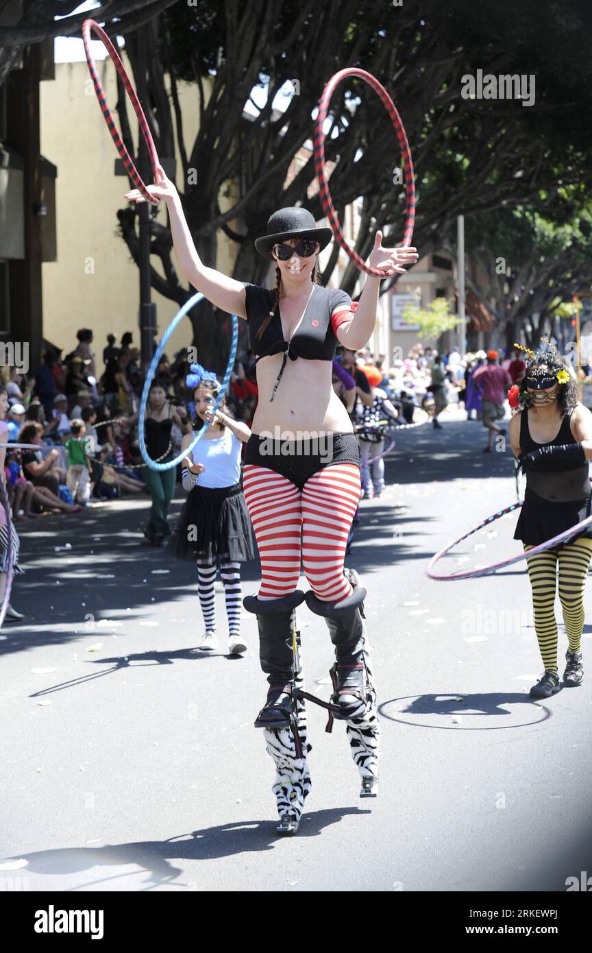 Bildnummer : 55305060 Datum : 01.05.2011 Copyright : imago/Xinhua (110430) -- PASADENA, 30 avril 2011 (Xinhua) -- les fêtards participent au défilé Doo Dah 2011 à Pasadena, Californie, États-Unis, le 30 avril 2011. Plus de 1 200 fêtards ont pris part à l'événement d'aujourd'hui avec des tenues excentriques avec différentes expressions faciales. (Xinhua/Qi Heng) (wjd) US-PASADENA-DOO DAH PARADE PUBLICATIONxNOTxINxCHN Gesellschaft kbdig xkg 2011 hoch premiumd o0 Kostüm, Sprungfedern, jonglage Bildnummer 55305060 Date 01 05 2011 Copyright Imago XINHUA Pasadena avril 30 2011 XINHUA Revels participer à la Banque D'Images