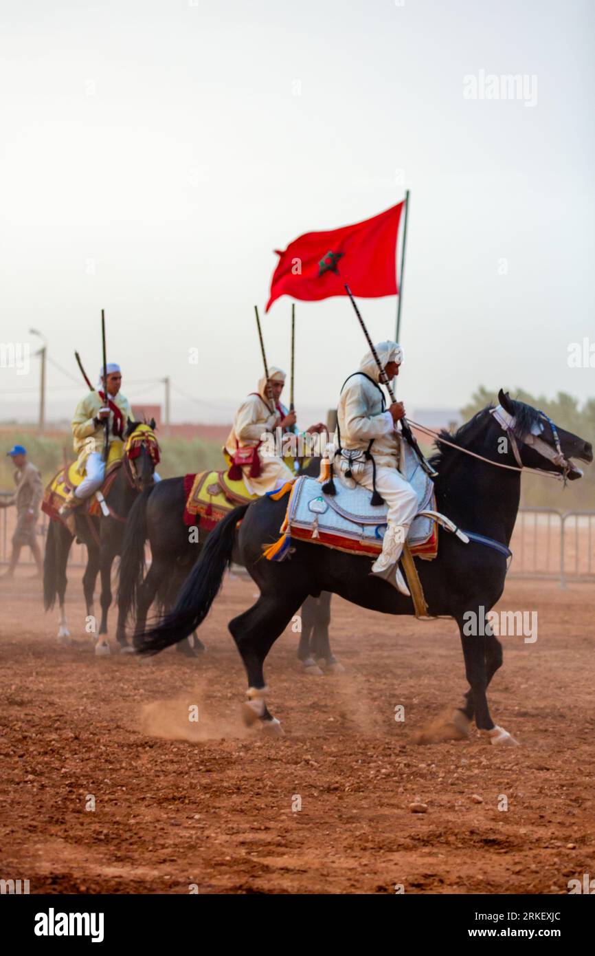 Essaouira, Maroc - 13 août 2023 : les Equestriens participent à un événement de déguisement traditionnel nommé Tbourida vêtus d'un marocain traditionnel Banque D'Images Essaouira, Maroc - 13 août 2023 : les Equestriens participent à un événement de déguisement traditionnel nommé Tbourida vêtus d'un marocain traditionnel Banque D'Images
