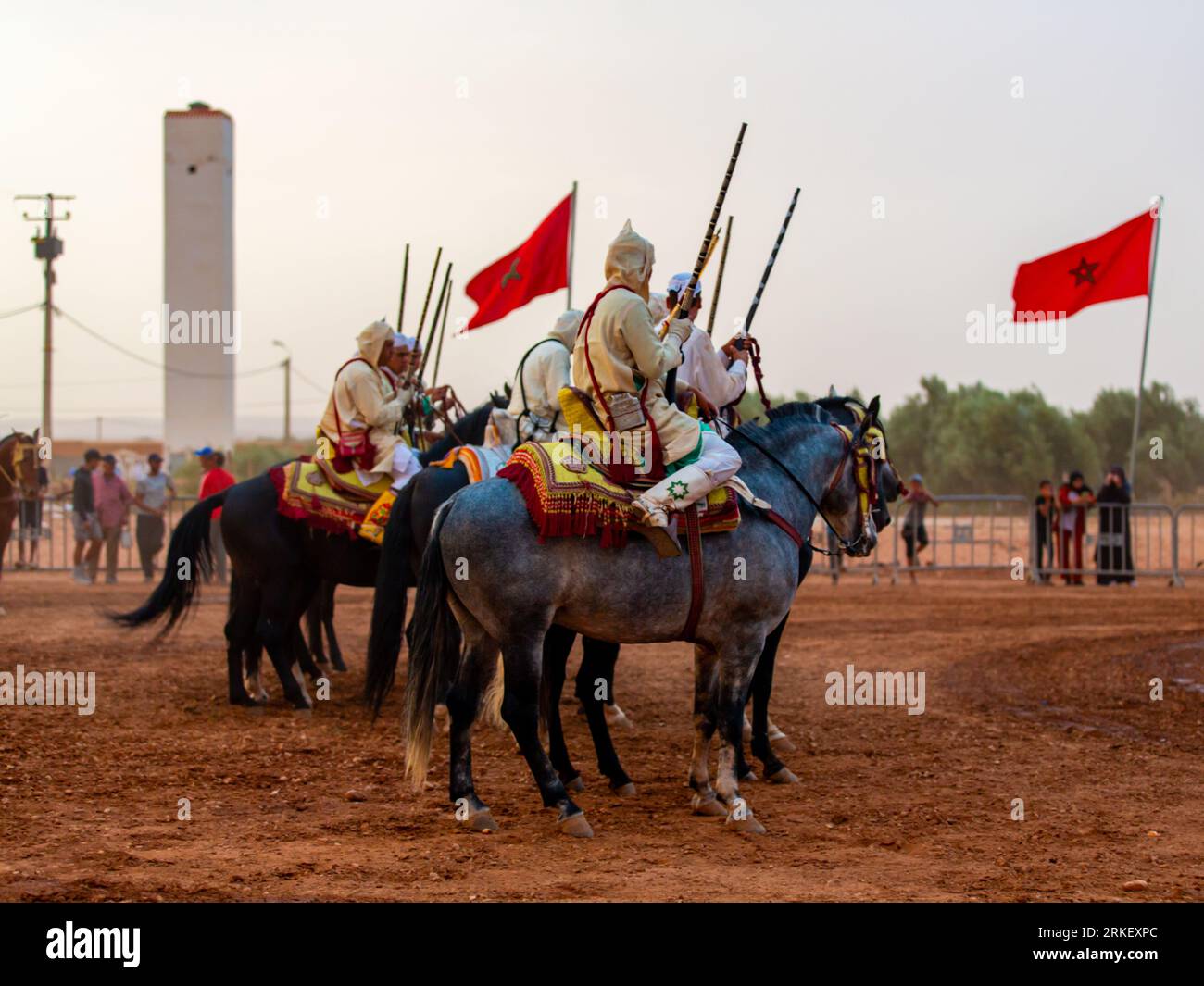 Essaouira, Maroc - 13 août 2023 : les Equestriens participent à un événement de déguisement traditionnel nommé Tbourida vêtus d'un marocain traditionnel Banque D'Images