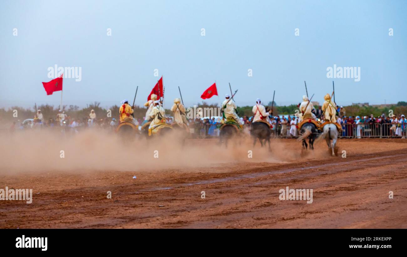 Essaouira, Maroc - 13 août 2023 : les Equestriens participent à un événement de déguisement traditionnel nommé Tbourida vêtus d'un marocain traditionnel Banque D'Images