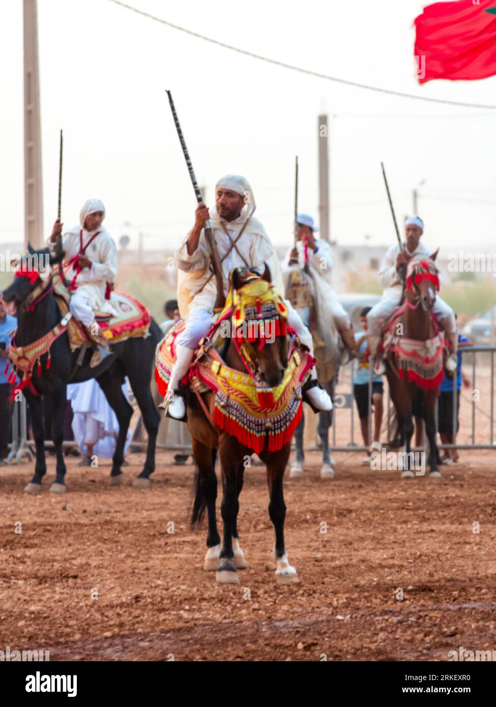 Essaouira, Maroc - 13 août 2023 : les Equestriens participent à un événement de déguisement traditionnel nommé Tbourida vêtus d'un marocain traditionnel Banque D'Images