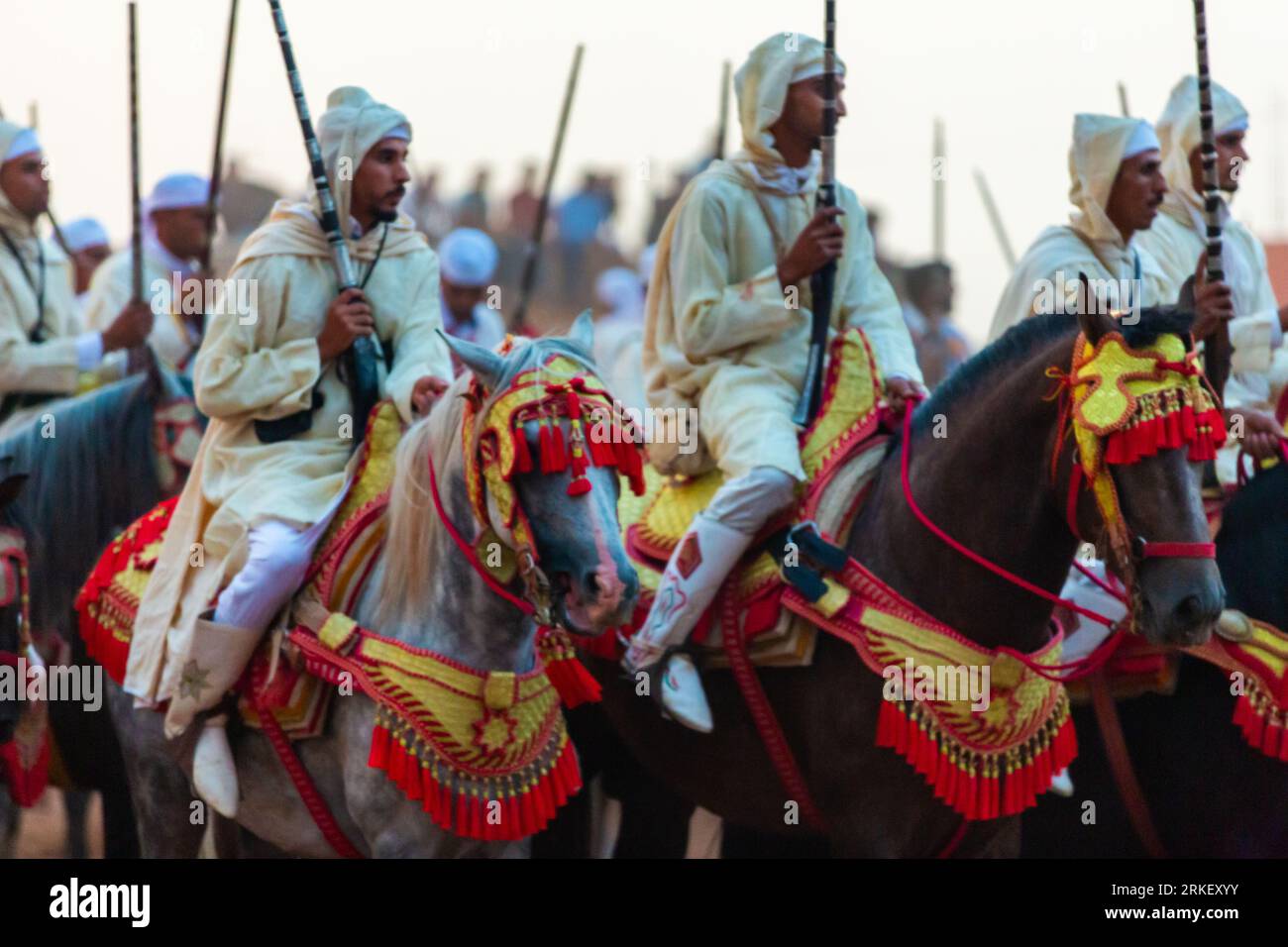 Essaouira, Maroc - 13 août 2023 : les Equestriens participent à un événement de déguisement traditionnel nommé Tbourida vêtus d'un marocain traditionnel Banque D'Images