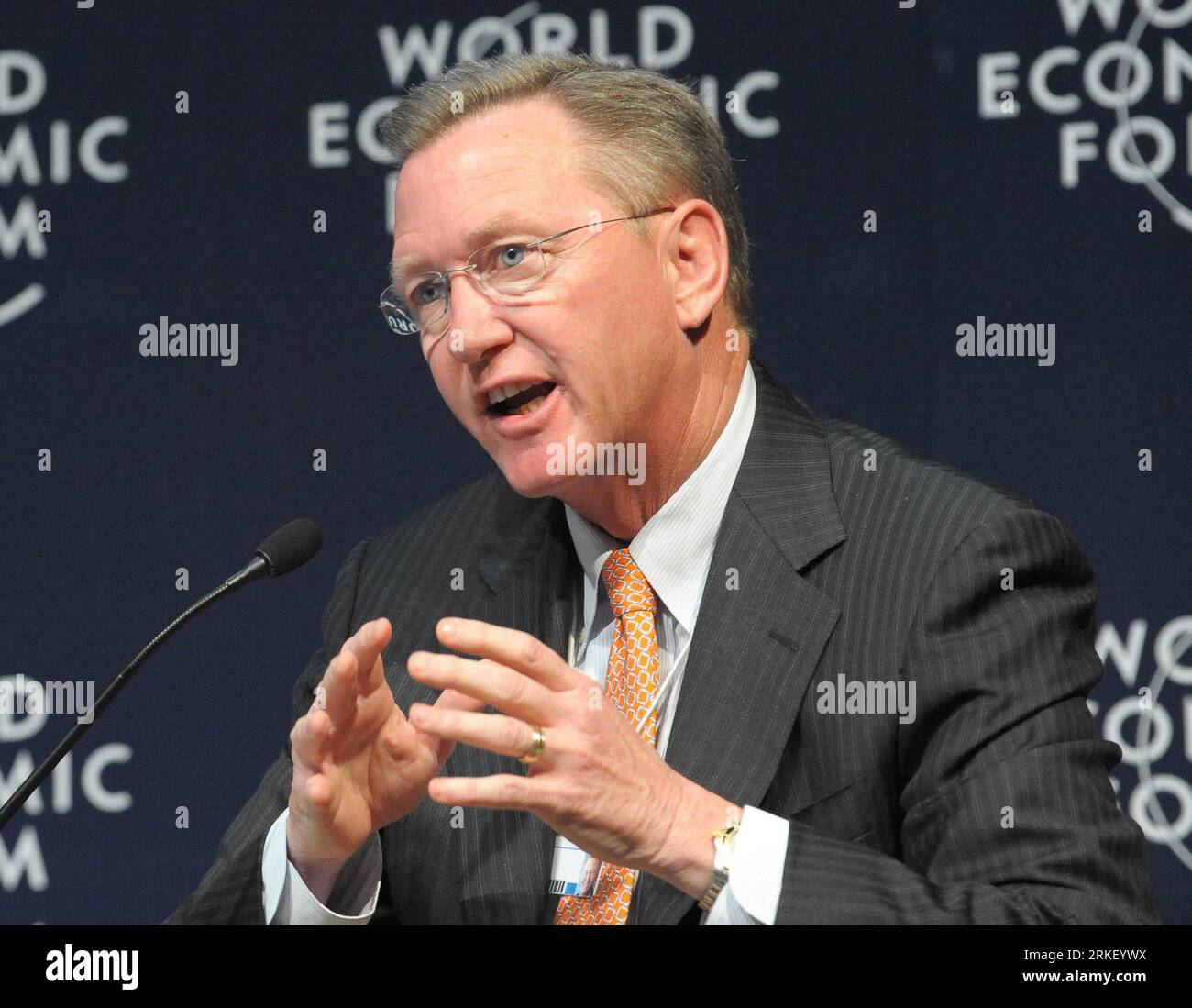 Bildnummer : 55318492 Datum : 05.05.2011 Copyright : imago/Xinhua (110505) -- LE CAP, 5 mai 2011 (Xinhua) -- Timothy P. Flynn, Président de KPMG Internaional des États-Unis assiste à la cérémonie d'ouverture du 21e Forum économique mondial sur l'Afrique au Cap, Afrique du Sud, le 4 mai 2011. Le forum s est ouvert ici mercredi, alors que les participants se réunissaient pour discuter du développement de l Afrique sous le thème de la vision à l action, le prochain chapitre de l Afrique. (Xinhua/Li Qihua) (jl) SOUTH AFRICA-CAPE TOWN-WORLD ECONOMIC FORUM ON AFRICA PUBLICATIONxNOTxINxCHN People Wirtschaft kbdig xcb xo0x 2011 quer bi Banque D'Images
