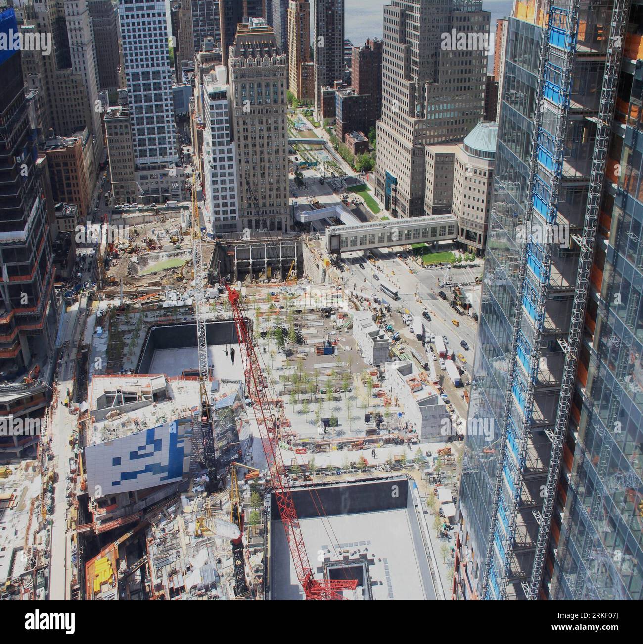Bildnummer : 55319809 Datum : 05.05.2011 Copyright : imago/Xinhua (110505) -- NEW YORK, 5 mai 2011 (Xinhua) -- vue générale du site du World Trade Center à New York, États-Unis, le 5 mai 2011. Les États-Unis visiteront le site plus tard jeudi et rendront hommage aux personnes tuées dans les attaques du 11 septembre 2001. (Xinhua/Wang Chengyun) (zhs) U.S.-NEW YORK-WORLD TRADE CENTER SITE PUBLICATIONxNOTxINxCHN Gesellschaft Bau Baustelle kbdig xub 2011 quadrat premiumd o0 Ground Zero, totale, Perspektive, Vogelperspektive, Bauarbeiten, Bildnummer 55319809 Date 05 05 2011 Copyright Imago XINHUA New Yo Banque D'Images
