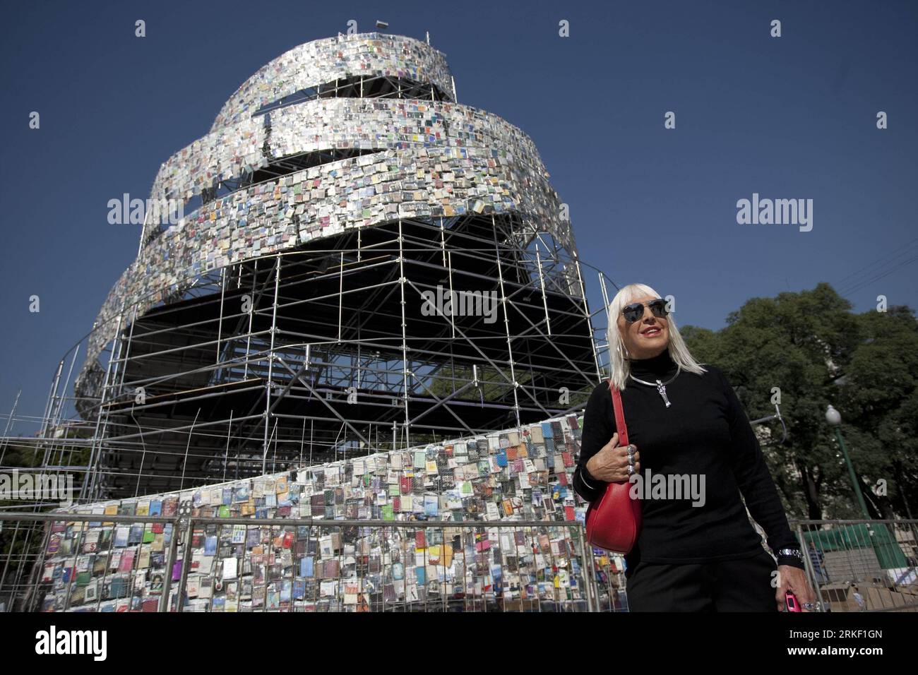 Bildnummer : 55324795 Datum : 06.05.2011 Copyright : imago/Xinhua (110507) -- BUENOS AIRES, 7 mai 2011 (Xinhua) -- concepteur de la tour, l'artiste Argentine Marta Minujin se tient devant la Tour de Babel , une création faite avec des milliers de livres en langues du monde entier, sur la place San Martin à Buenos Aires, Argentine, le 6 mai 2011. L'œuvre a été créée pour célébrer que l'UNESCO a nommé Buenos Aires capitale mondiale du livre 2011. (Xinhua/Martin Zabala) (wjd) ARGENTINA-ART-BOOKS-TOWER OF BABEL PUBLICATIONxNOTxINxCHN Kultur Kunst kbdig xub 2011 quer Highlight premiumd o0 B. Banque D'Images