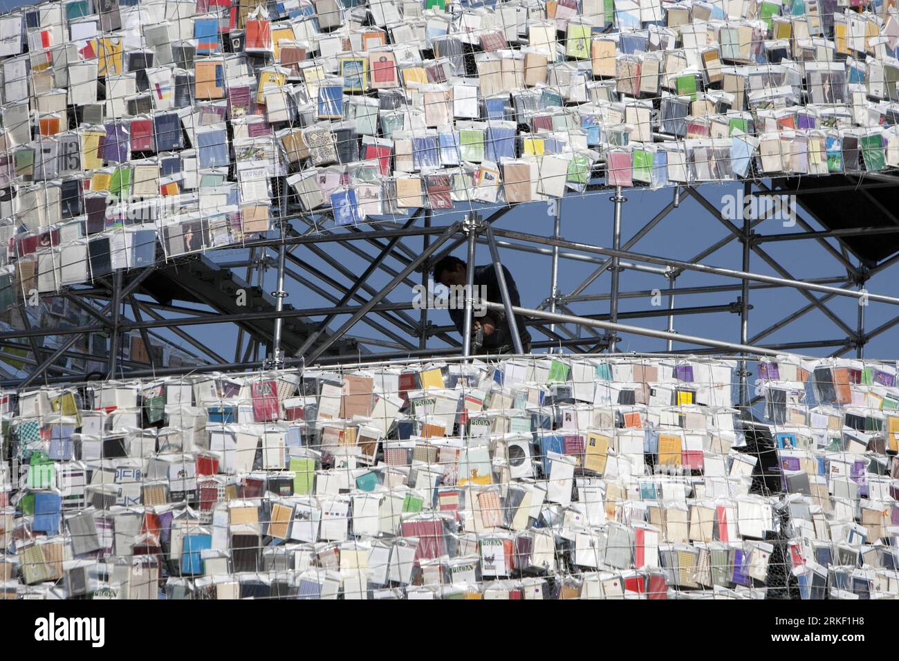 Bildnummer : 55324798 Datum : 06.05.2011 Copyright : imago/Xinhua (110507) -- BUENOS AIRES, 7 mai 2011 (Xinhua) -- les ouvriers travaillent sur la Tour de Babel , une création de l'artiste Argentine Marta Minujin avec des milliers de livres en langues du monde entier, sur la place San Martin à Buenos Aires, Argentine, le 6 mai 2011. L'œuvre a été créée pour célébrer que l'UNESCO a nommé Buenos Aires capitale mondiale du livre 2011. (Xinhua/Martin Zabala) (wjd) ARGENTINA-ART-BOOKS-TOWER OF BABEL PUBLICATIONxNOTxINxCHN Kultur Kunst kbdig xub 2011 quer premiumd o0 Bücher Turm Bildnummer 55324 Banque D'Images