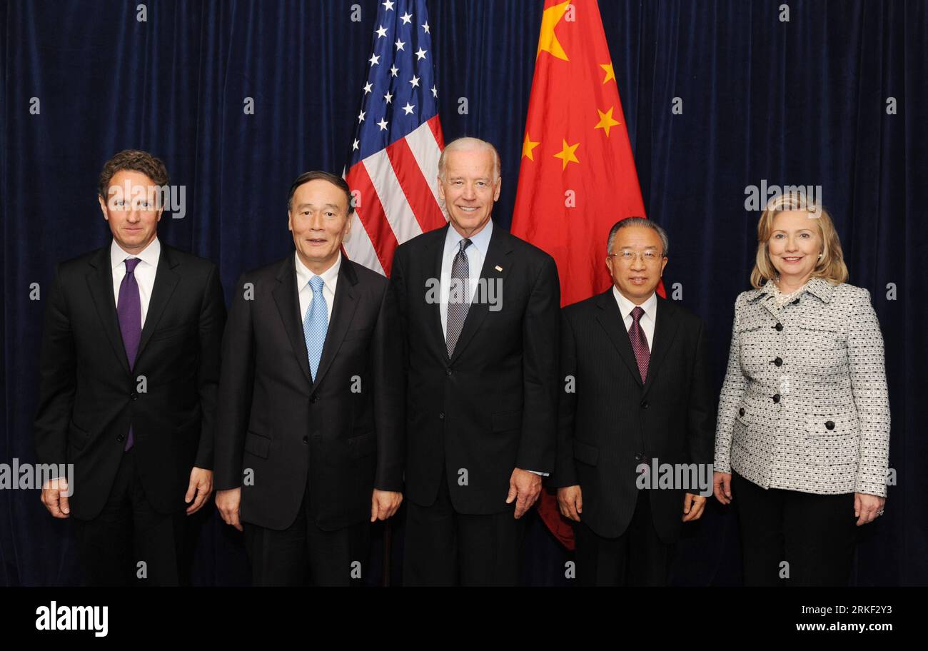Bildnummer : 55331638 Datum : 09.05.2011 Copyright : imago/Xinhua (110509) -- WASHINGTON D.C., 9 mai 2011 (Xinhua) -- (de gauche à droite) Secrétaire au Trésor américain Timothy Geithner, Vice-Premier ministre chinois Wang Qishan, Vice-président américain Joe Biden, le conseiller d’État chinois Dai Bingguo et la secrétaire d’État américaine Hillary Clinton posent pour une photo lors du dialogue de haut niveau entre les États-Unis et la Chine à Washington D.C., aux États-Unis, le 9 mai 2011. Le troisième tour de Chine-États-Unis Le dialogue stratégique et économique a débuté lundi à Washington D.C. (Xinhua/WangFengfeng) (wjd) DIALOGUE DE HAUT NIVEAU entre les États-Unis et LA CHINE Banque D'Images